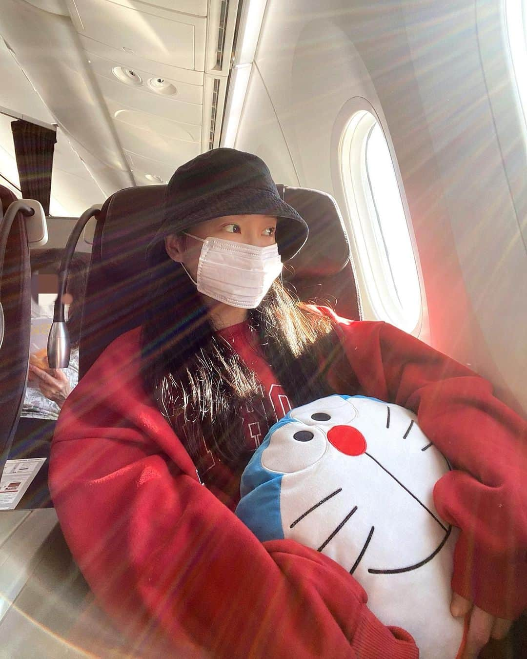 重盛さと美さんのインスタグラム写真 - (重盛さと美Instagram)「ファンにもらったドラえもん♡  飛行機と新幹線の移動はいつも一緒☺️ そんなドラえもんさんを先日、 金沢のホテルに忘れてきました☺（笑） 只今無事に帰ってきました☺️ 保護してくださったホテルの方、北陸放送の方、 ありがとうございました☺️🙏 7年一緒☺️ もう離しません☺️♡(5回目)」11月13日 18時23分 - satomi_shigemori