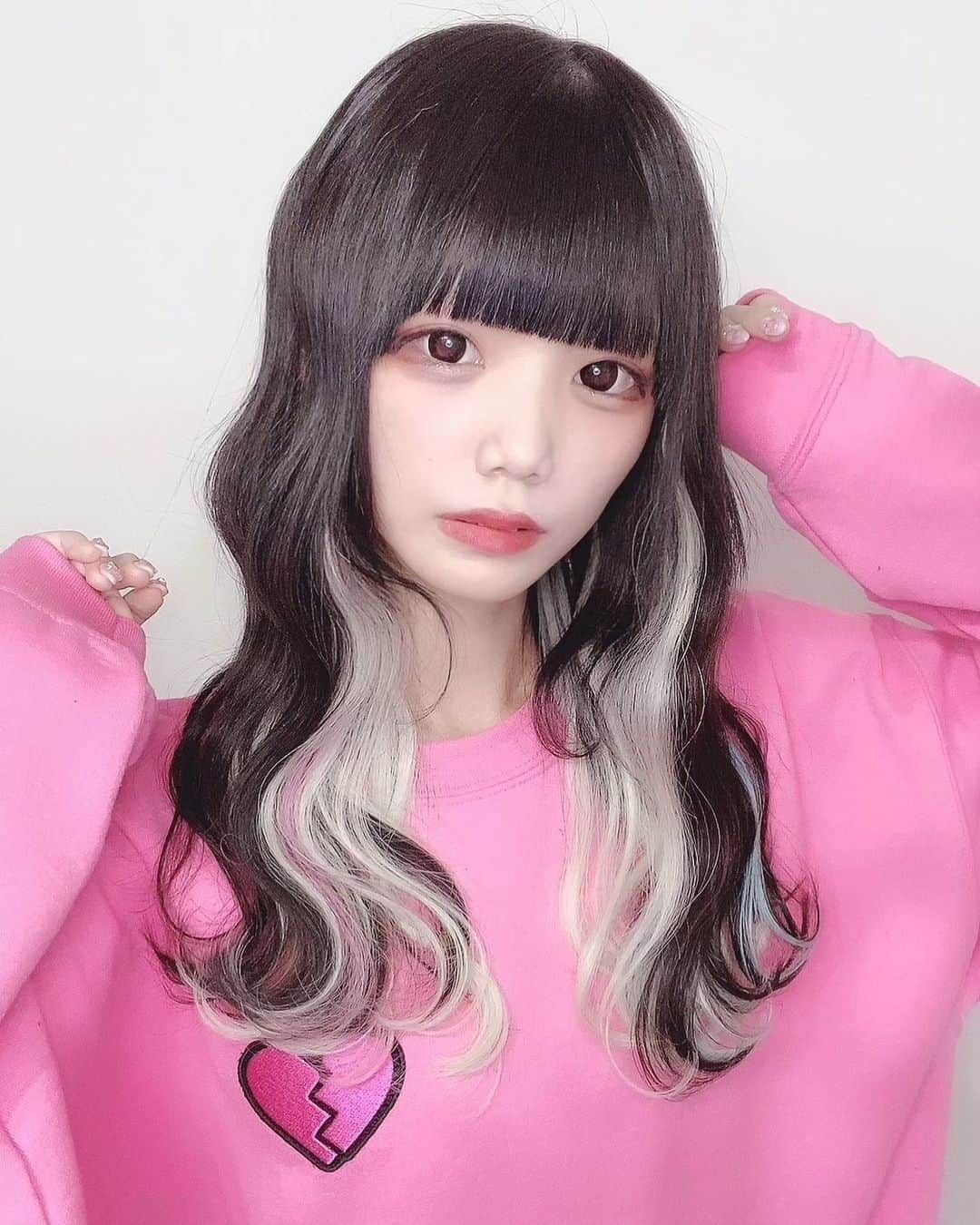 ゐななのインスタグラム：「・ ・ てつやさん(@tetsuya_cerisier )のかわいいマジックにまたかかってしまった！！！！ 白ベースにピンクと水色が混ざっててかわいい〜🥲💖💖 カラーとトリートメントとエクステ！！！！本当にいつもありがとうございます(>_<)՞ ՞  可愛いをつくる天才のてつやさん(@tetsuya_cerisier )をフォローすると安く施術して頂けるみたいなのでみんなもぴえんにしてもらお〜👶🏻🌟 ・ ・ ・ ・ #スリジエ #cerisier #トリートメント #エクステ #地雷女 #地雷女子 #地雷系女子 #量産型 #量産型ヲタク #ぴえん #自撮り女子 #ツインテール  #インナーカラー #インナーホワイト」