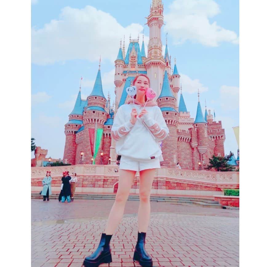 のインスタグラム：「❥︎:❥︎:❥︎:❥︎:❥︎:❥︎:❥︎:❥︎:❥︎:❥︎:❥︎:❥︎:❥︎:❥︎:  シンデレラ城🏰 ミニーちゃんのハート小さな風船 可愛くて買ってしまいました💓  雨だったから空綺麗じゃなくて加工🥺最近のアプリはすごいです！！  #disney #disneyland #ミニーちゃん #シンデレラ城 #風船 #パーカー女子 ＃おそろコーデ #雨女」