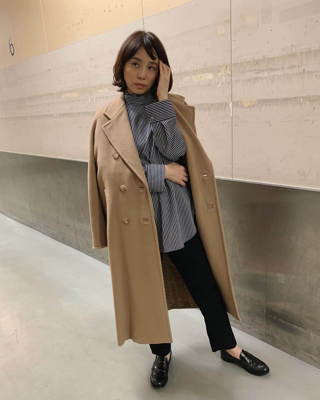 石田ゆり子さんのインスタグラム写真 - (石田ゆり子Instagram)「美しいコート。 101801アイコンコート という名前の 永遠のシンプルなコート。 羽織るだけで心がときめく。 私はコートが大好き。 特にこの形、好きなんです。 #maxmara101801」11月13日 18時49分 - yuriyuri1003
