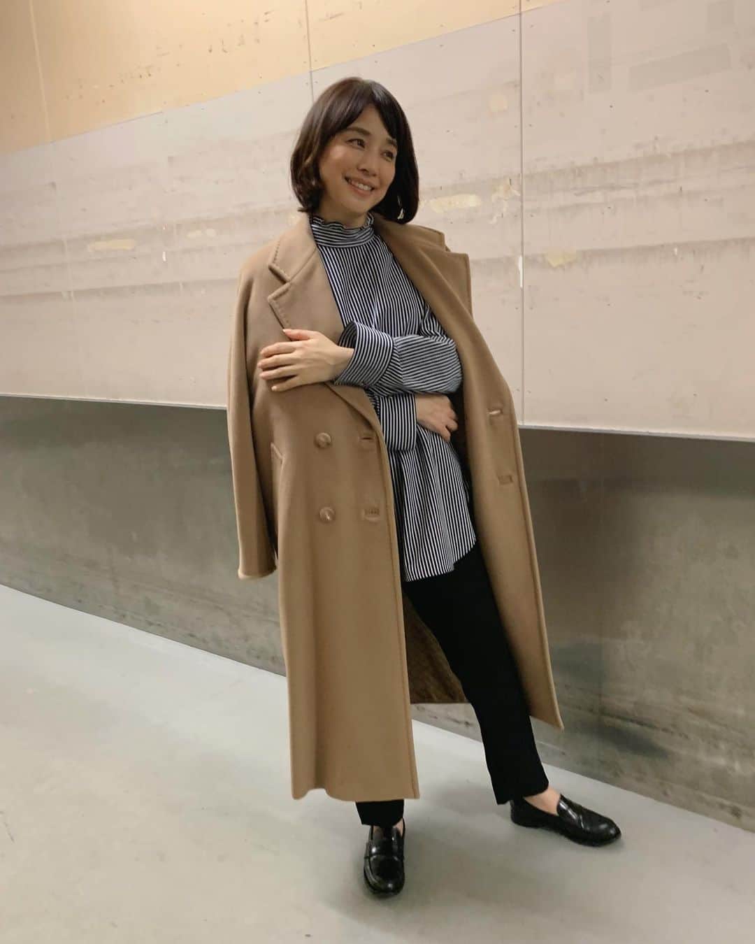 石田ゆり子さんのインスタグラム写真 - (石田ゆり子Instagram)「美しいコート。 101801アイコンコート という名前の 永遠のシンプルなコート。 羽織るだけで心がときめく。 私はコートが大好き。 特にこの形、好きなんです。 #maxmara101801」11月13日 18時49分 - yuriyuri1003