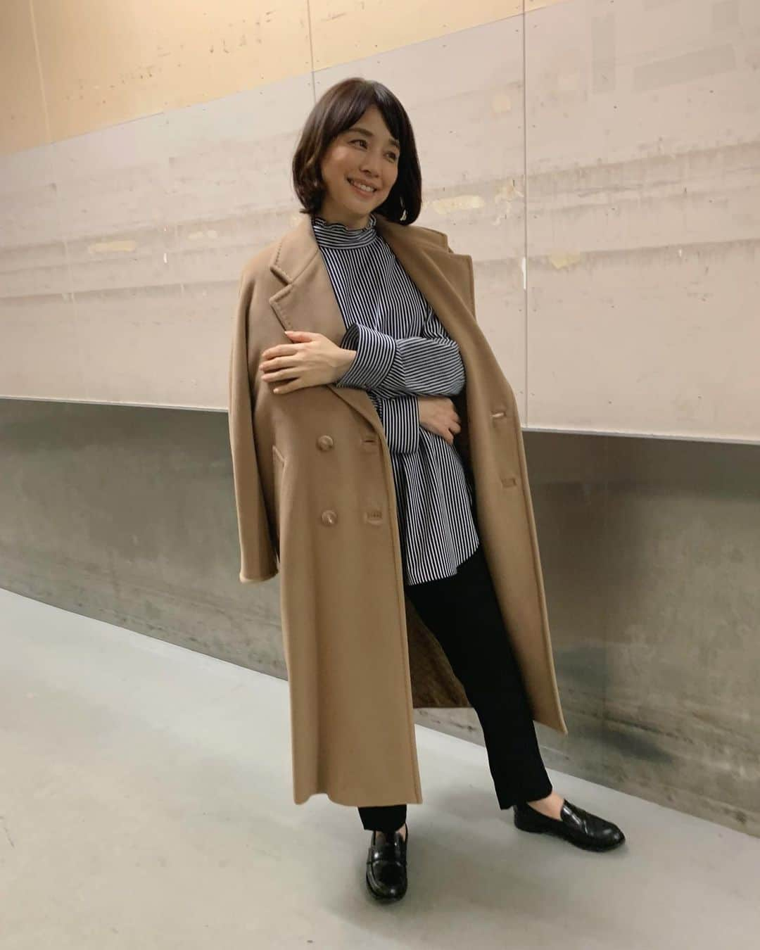 石田ゆり子のインスタグラム：「美しいコート。 101801アイコンコート という名前の 永遠のシンプルなコート。 羽織るだけで心がときめく。 私はコートが大好き。 特にこの形、好きなんです。 #maxmara101801」