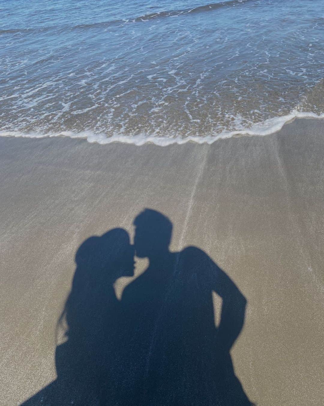 鈴木詩織のインスタグラム：「ご報告🕊  私事で大変恐縮ではありますが... この度、兼ねてよりお付き合いをしておりました彼と入籍致しました♡  これからも笑顔の耐えない そして温かい家庭を築いていきたいと思います💐  未熟な私ではありますが、今後ともよろしくお願いいたします。  ⁡ ⁡」