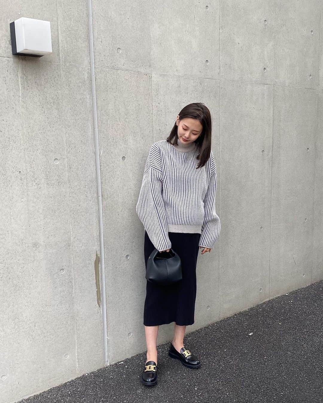 ᴱᴸᵞさんのインスタグラム写真 - (ᴱᴸᵞInstagram)「ㅤㅤㅤ ブルーのストライプニット🦕🪁 肉厚感がたまらん。 ボリューミーであったかいよ〜 ストライプなので膨張して見えないところも◎です。 @selectmoca  . #SELECTMOCA #ニットコーデ #オーバーサイズ #楽ちんコーデ #マタニティファッション #妊婦コーデ #マタニティコーデ」11月13日 19時39分 - diary___ely