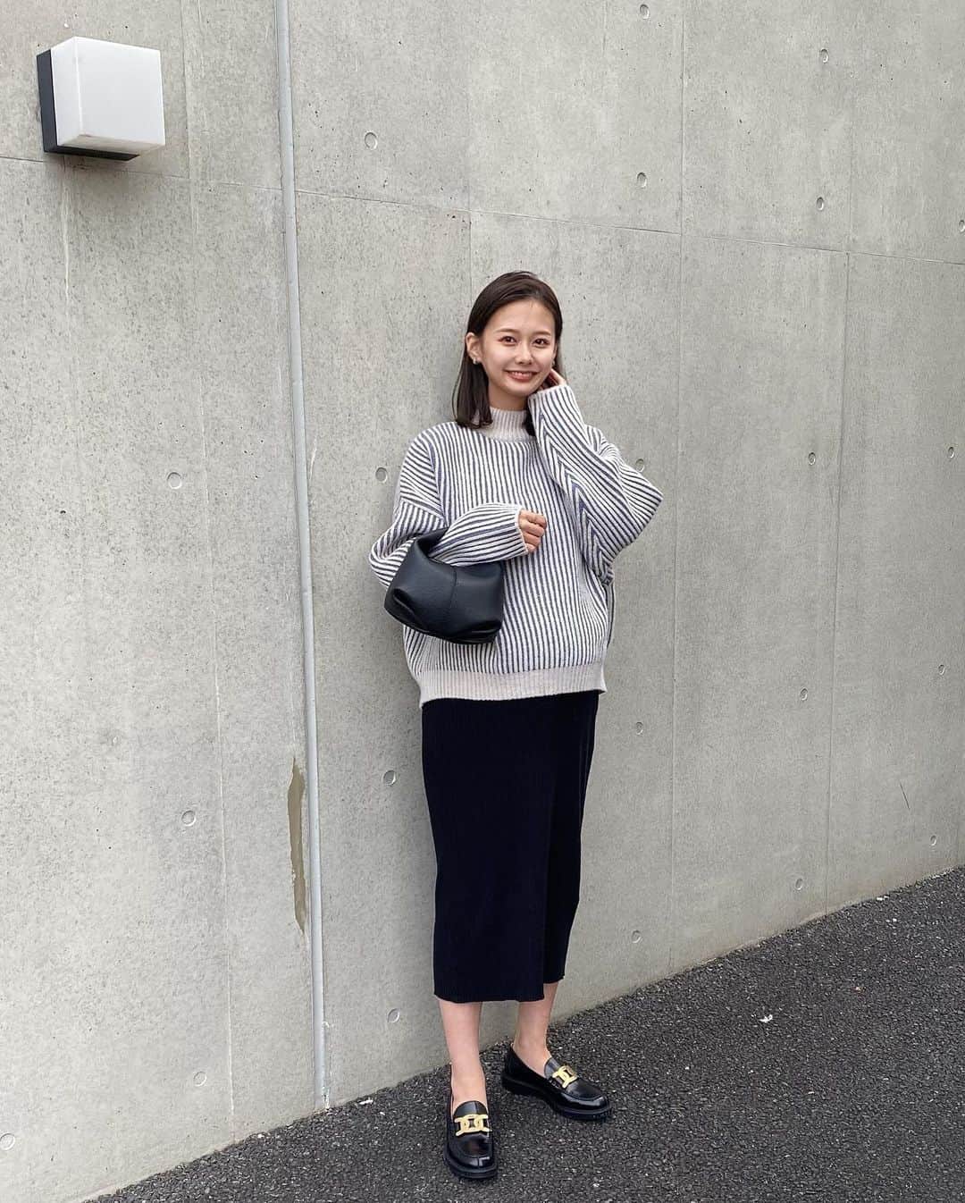 ᴱᴸᵞさんのインスタグラム写真 - (ᴱᴸᵞInstagram)「ㅤㅤㅤ ブルーのストライプニット🦕🪁 肉厚感がたまらん。 ボリューミーであったかいよ〜 ストライプなので膨張して見えないところも◎です。 @selectmoca  . #SELECTMOCA #ニットコーデ #オーバーサイズ #楽ちんコーデ #マタニティファッション #妊婦コーデ #マタニティコーデ」11月13日 19時39分 - diary___ely