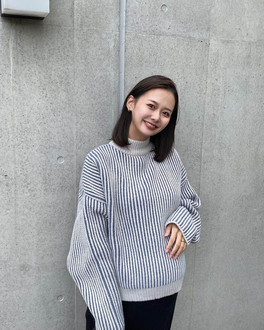 ᴱᴸᵞさんのインスタグラム写真 - (ᴱᴸᵞInstagram)「ㅤㅤㅤ ブルーのストライプニット🦕🪁 肉厚感がたまらん。 ボリューミーであったかいよ〜 ストライプなので膨張して見えないところも◎です。 @selectmoca  . #SELECTMOCA #ニットコーデ #オーバーサイズ #楽ちんコーデ #マタニティファッション #妊婦コーデ #マタニティコーデ」11月13日 19時39分 - diary___ely