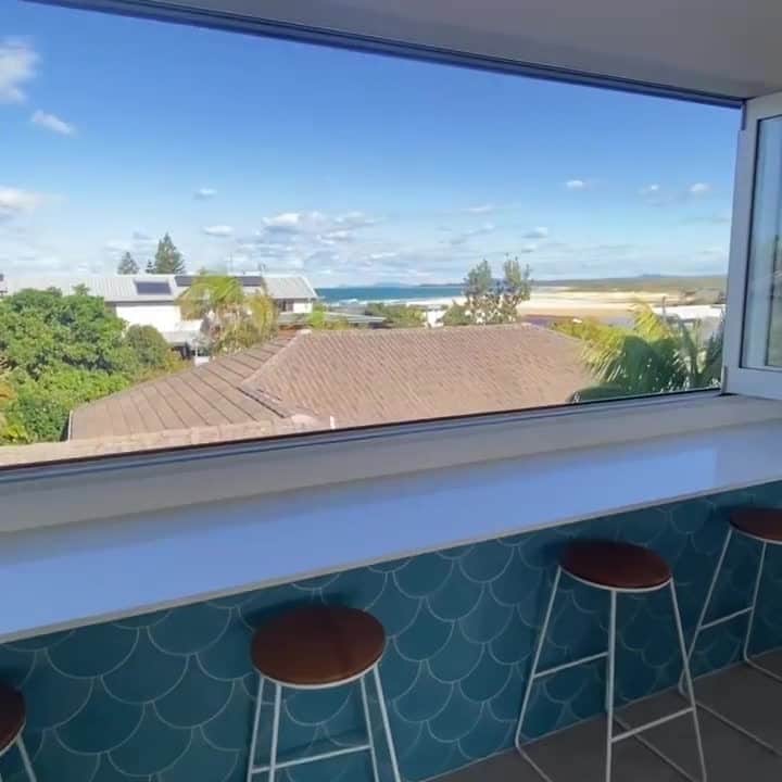 のインスタグラム：「If you like bodyboarding, cafes on fig-lined avenues, or creekside picnics—or if you just have a thing for walking extremely short distances—you might have found your spot. Superhost Grace’s townhouse puts you a few minutes’ stroll from everything in this breezy beach town.  Link in bio for coffee on the coast.   Video: @coffsescapes」