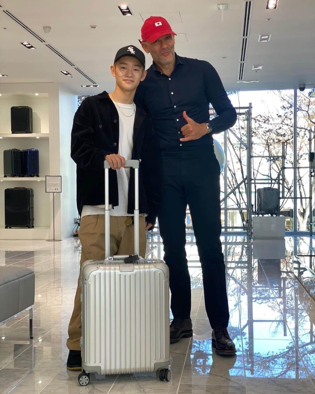 白井空良のインスタグラム：「I’ve got new travel suit case by @rimowa  Thanks a lot and I’m really excited to go anywhere! キャリーケースを提供してもらいました！ずっと憧れだったキャリーケースだったからめっちゃ嬉しいです👍😍」