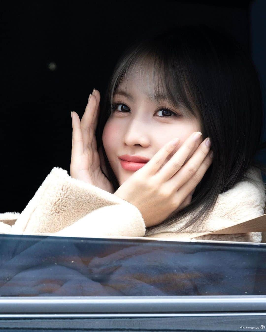 モモのインスタグラム：「♡ [Fantaken] 211113 - On the way to Music Core -  #MOMO #트와이스 #모모 #平井もも #もも #TWICE ©️ oct lovely star」