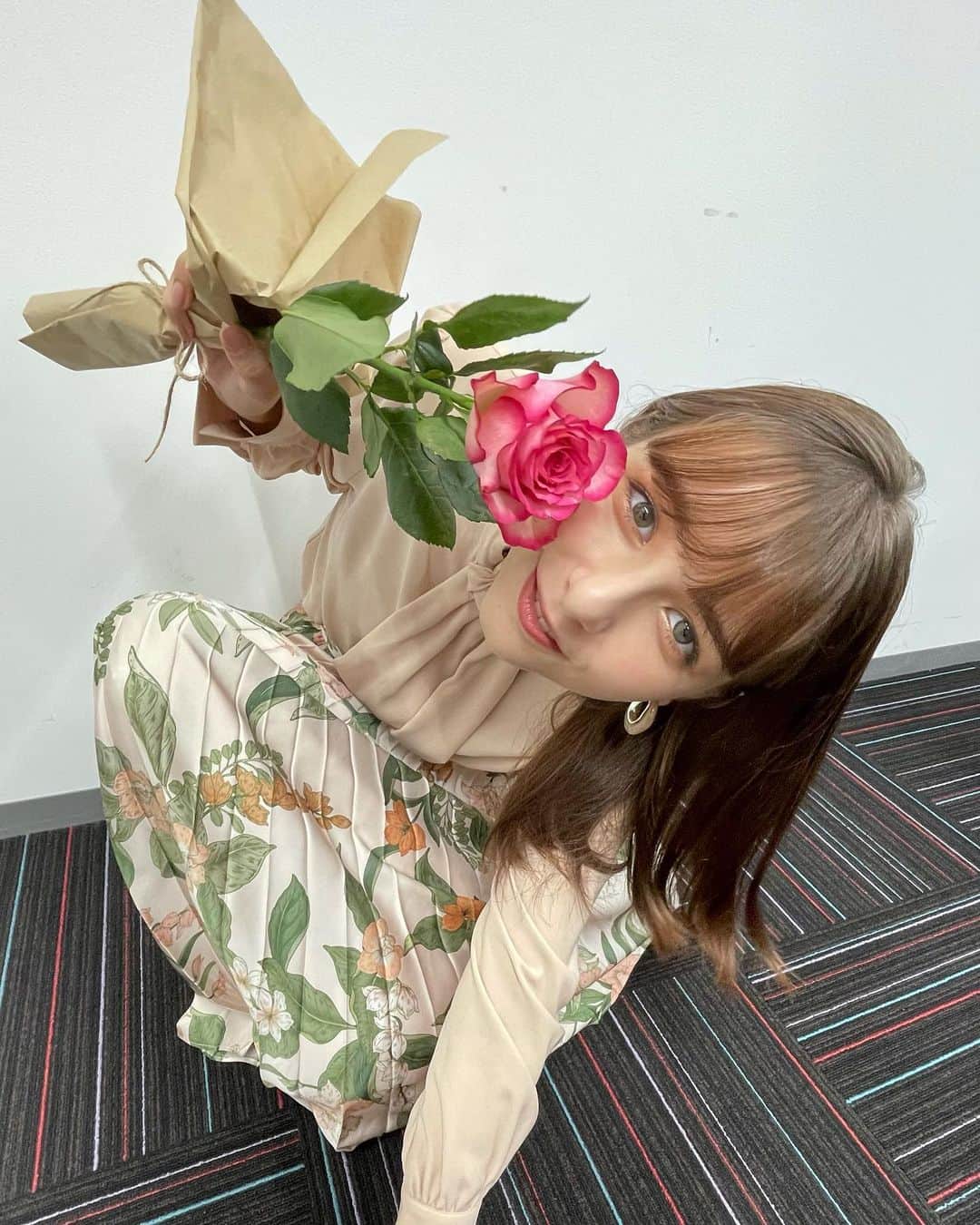嵐莉菜さんのインスタグラム写真 - (嵐莉菜Instagram)「めちゃ笑ってるりなさん。  映画の取材をしていただいた時に、 愛しのかなこちゃんからお祝いのお花をもらって嬉しくて撮ったやつ🌼 載せたかったのに忘れてました🤤  #ノーマルカメラ #嵐莉菜」11月13日 20時18分 - lina_arashi