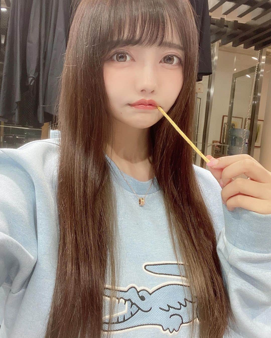 遠藤 玲奈 /endo renaのインスタグラム：「髪、何色が好きですか🥲🌷？  かれこれ３年以上インナーカラー 入れてもらってたんですが、いったん卒業🐶  いつもカラーから何からありがとうございます☻ @aveda_yugokishi   雑誌の撮影で初めてお会いした時から、 もう何年もお世話になってて感慨深いです…🥲🐻‍❄️✨  こうみると、色んな色いれてもらってきたな🥲✨  #4枚目体操着じゃないです😂 #サロン#AVEDA#表参道#ヘアカラー#インナーカラー」