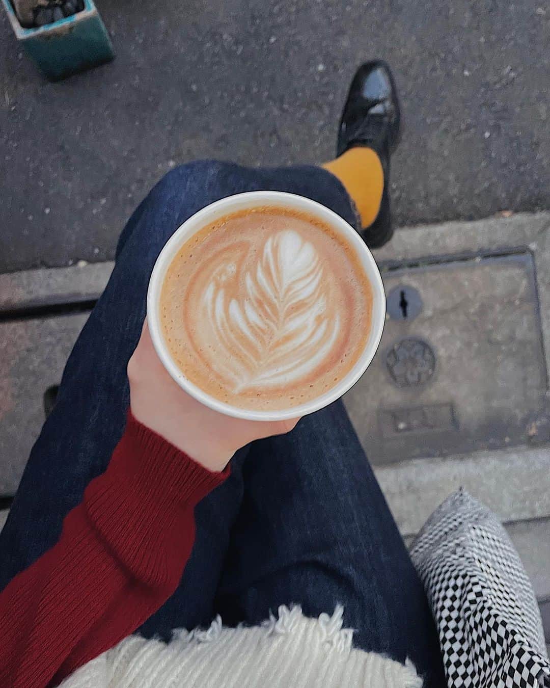 Julia Castroさんのインスタグラム写真 - (Julia CastroInstagram)「この季節にカフェのベンチで飲むホットドリンクが好き☕️  皆んな、今日はどんな1日だった？ 私はお待たせしてしまってるLook Bookを撮りました📹 もう少し先のアップになるけど楽しみに待っててね❤️ . #cafe #hotlatte  #camelback  #latte #hotdrink  #ラテ #ホットドリンク #カフェ #秋服 #julistagram」11月13日 20時34分 - julia.c.0209