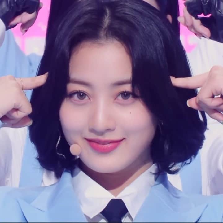 ジヒョのインスタグラム：「♡ the styling this era is so cute and i love that they’re not covering her moles they look so pretty<3333⠀ —」