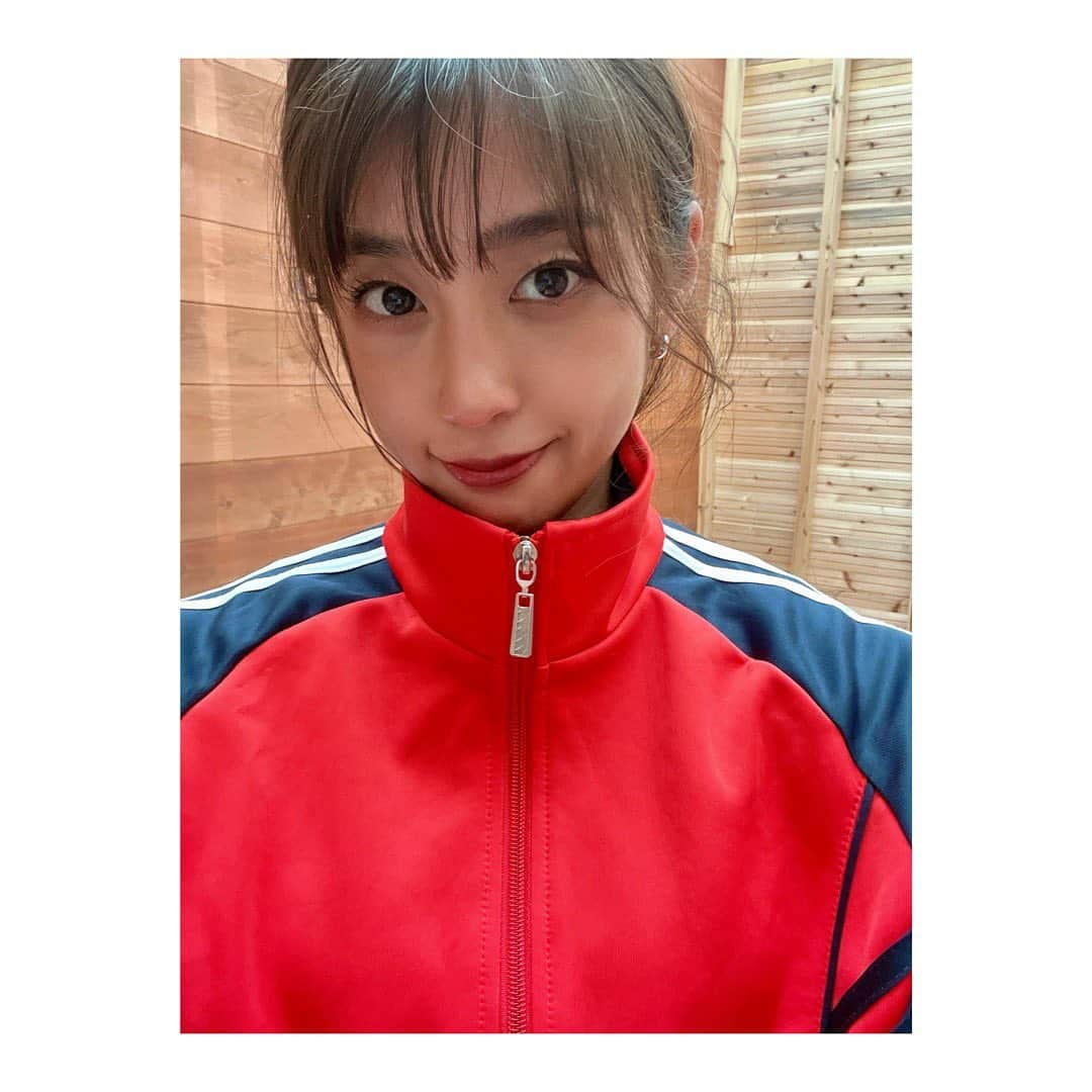 岡副麻希さんのインスタグラム写真 - (岡副麻希Instagram)「. あす！【#ほな行こcar】#朝日放送 ⁡ いちまいめ→にまいめ before afterとなっております🤪㊗️ ⁡ いちまいめ，既にぼさぼさなのは 着替えながら撮ったから笑😮‍💨  スタッフさん 「かっこいいジャージ用意してますんで！」 まみ、まき 「赤と青とかちゃう？笑」  そのとおりでした❤️💙😇 ⁡ あすは通常通りの20時54分からです！♡ ⁡ #能勢#nexco西日本#女子旅 #ボサボサ子 と番組スタッフさんが名付けてくれました笑ほんとうにたのしい現場です😝 #斉藤真美 アナ翌日ニュース担当日でした #シャキッとかっこよかった！！🥺✨ ⁡」11月13日 21時16分 - maki_okazoe_official