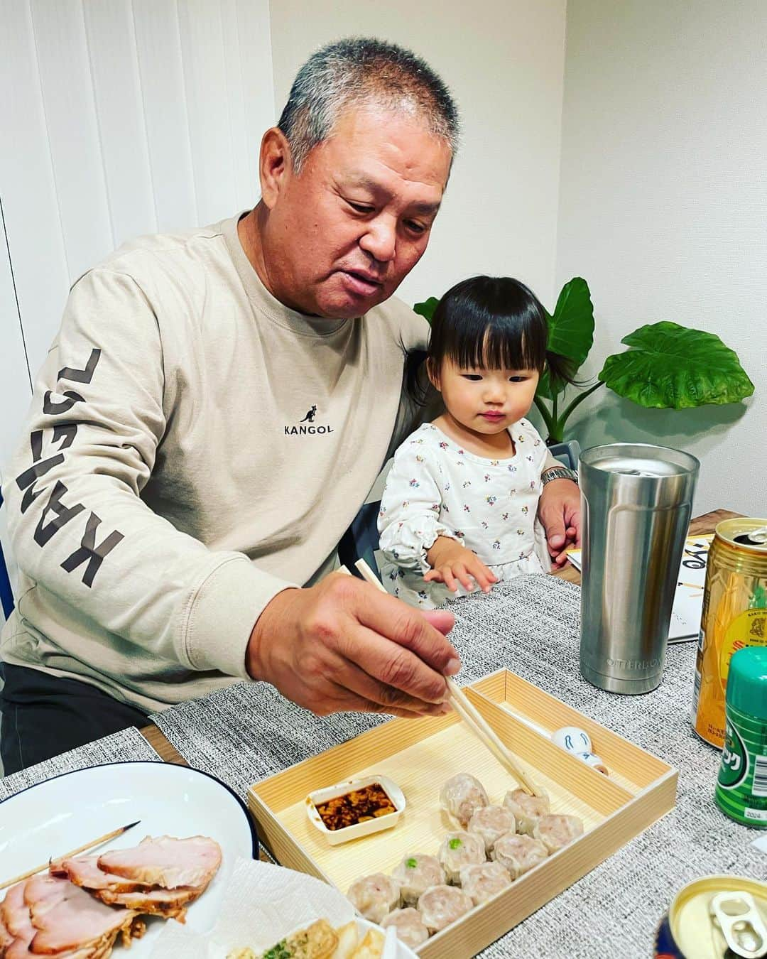 金村義明さんのインスタグラム写真 - (金村義明Instagram)「蒼玄、朱莉、に会いに 好物の丸富の鰻買って藤沢へ 数ヶ月見ない間にお兄ちゃんになってた蒼玄、びっくりするほど可愛いくなってた朱莉！ 飲み過ぎたー」11月14日 8時11分 - yoshiaki_kanemura