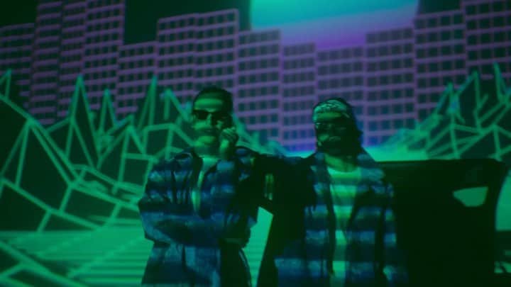 のインスタグラム：「BACK ON OUR BULLSHIT. BACK ON OUR YOUTUBE. BACK IN OUR BIO.」