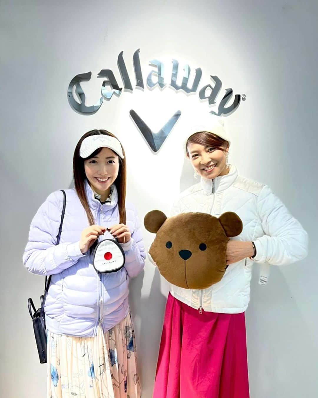 松本あゆ美さんのインスタグラム写真 - (松本あゆ美Instagram)「. 玲奈さんと @callawayapparel_japan のプレスルームへ🧸⛳️  今年らしいパステルカラーのウエアや可愛い小物盛り沢山で、 「ゴルフに行きたーい！！✨」と叫んでしまった程😝  うずうずしてしまい、、、 普段使いしたい小物をオーダーしてきました💗 特に注目しているのが、 私が持っているおにぎりケース🍙❤️ 内側がアルミ加工されていてるという、 可愛いのに優秀なタイプ！ 色々届くのが楽しみです💓 . . #callaway #callawaygolf #キャロウェイ  #キャロウェイ女子 #キャロウェイアパレル #ゴルフ女子  #吉田玲奈 さん #セントフォース #centforce #お天気お姉さんの日常」11月13日 23時50分 - ayumi_matsumoto_1124