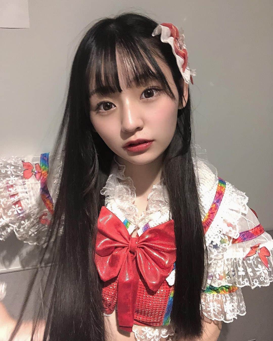 のインスタグラム：「⁡ ⁡ ⁡ ⁡ 手がぶれてるけどあげちゃうのは盛れ度が勝っちゃったから ⁡ ⁡ #アイドル #ストレートヘア #ロングヘア #バージンヘア  #ぱっつん前髪 #アイドル前髪」
