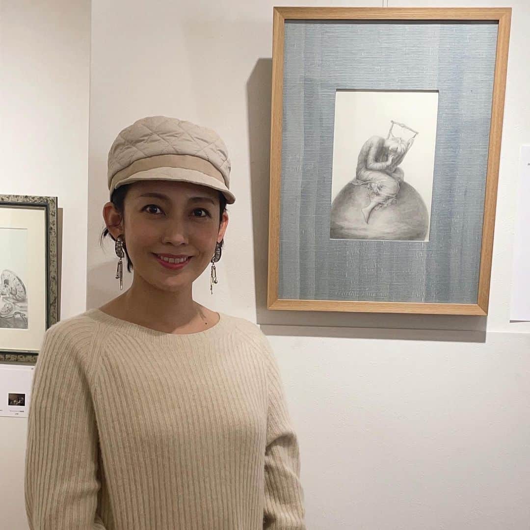 田中美里さんのインスタグラム写真 - (田中美里Instagram)「えんぴつ画の展覧会へ。  お教室の皆さんの作品、どれも素晴らしかったです。  撮影やコロナの関係で去年も今年も全然通えず、残念ながら私は今回は参加できなかったけど来年は描いて参加したいな。  小熊麻紗子先生と。 先生の模写の作品の前で。 @oguma.asaco   #えんぴつで名画 #えんぴつで名画クラス展覧会  #14日までやっています #あ #帽子だけ違うけど #書道の個展の時と同じ格好だ」11月14日 1時01分 - misatotanaka77