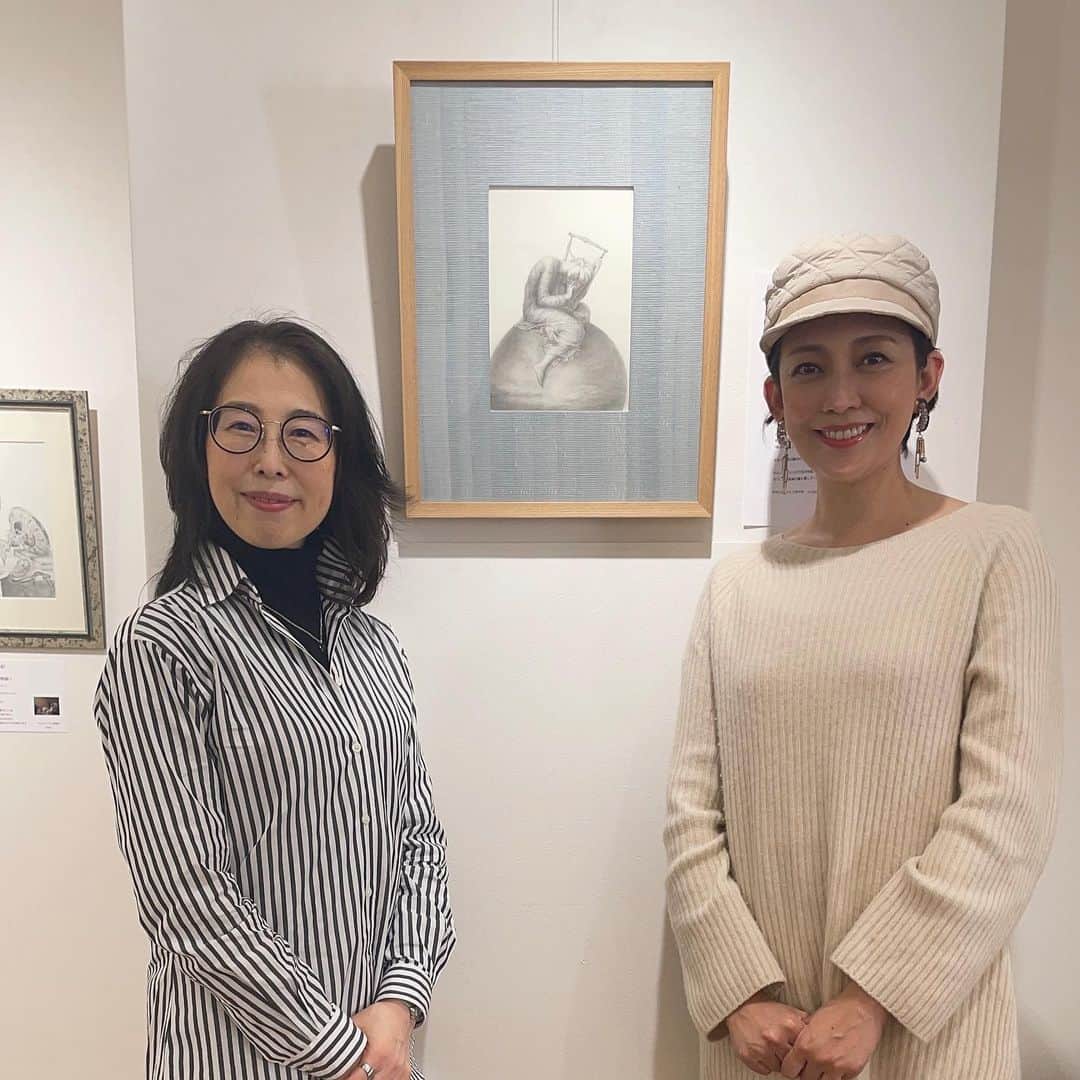 田中美里のインスタグラム：「えんぴつ画の展覧会へ。  お教室の皆さんの作品、どれも素晴らしかったです。  撮影やコロナの関係で去年も今年も全然通えず、残念ながら私は今回は参加できなかったけど来年は描いて参加したいな。  小熊麻紗子先生と。 先生の模写の作品の前で。 @oguma.asaco   #えんぴつで名画 #えんぴつで名画クラス展覧会  #14日までやっています #あ #帽子だけ違うけど #書道の個展の時と同じ格好だ」
