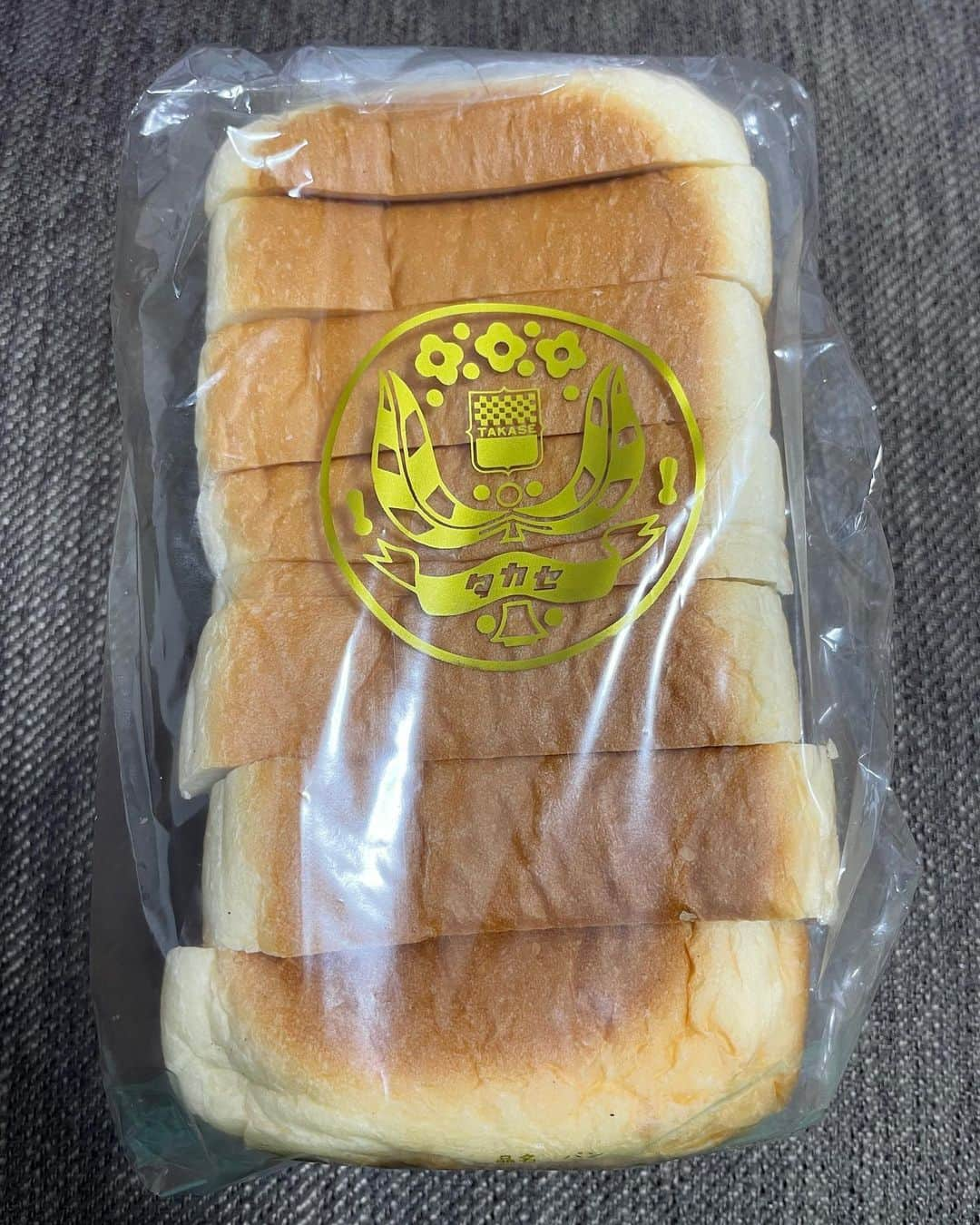 田辺智加さんのインスタグラム写真 - (田辺智加Instagram)「タカセ　ヨーグルト食パン 池袋の駅前の おもむきあるお店 昔ながらの！って感じでチョー好き❤️ 生地はきめ細やかでとろける感じで 甘くて美味しいの！！ マジ好き！  #池袋 #茶色 #映えって？ #茶色が一番だよ #昨日 #誕生日じゃないよ #ややこしくてごめんね」11月14日 1時09分 - chikaxxsweet