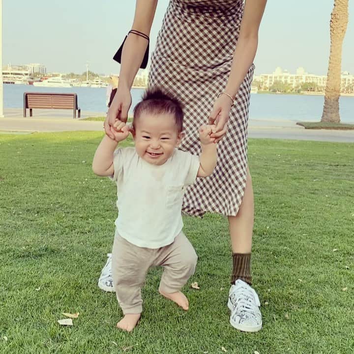 小泉里子のインスタグラム：「息子くん、すっかり芝も慣れました！  本当に外が気持ち良くなったドバイ。 みんなが口を揃えて"良い季節"とは、これなのね。  のんびり Perfectな週末。  ファスティング明けの主人を横目におやつをボリボリ。 って気づいたら普通に食べてるし。 3日間のファスティングで、-4キロだそうです。 でも私のおやつ食べた…😑  #satokodubai #creekpark」