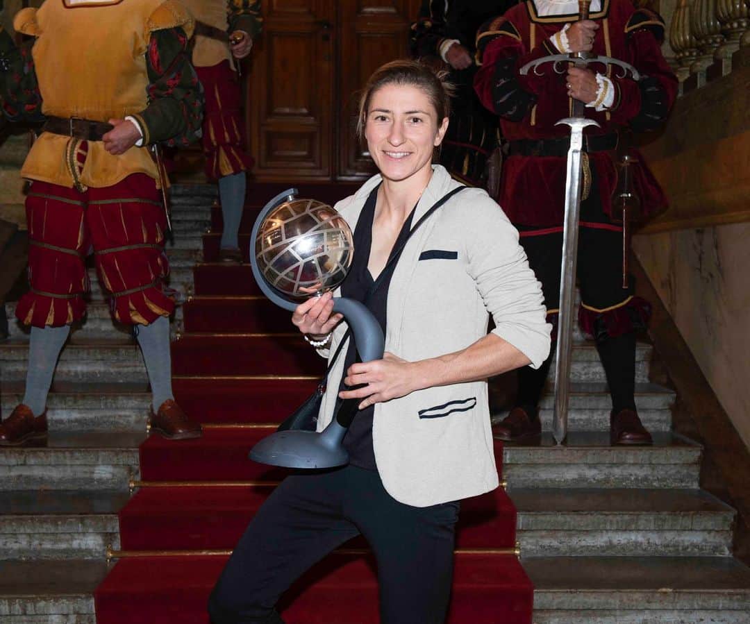 ビアンカ・シュミットのインスタグラム：「It is an honor to be part of FC Rosengård and win a title again #smguld #damallsvenskan#puma#womensoccer」