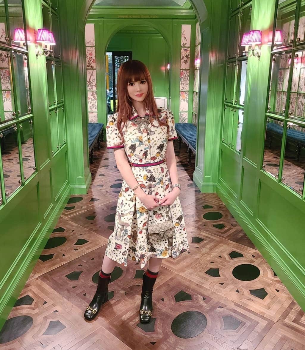 のインスタグラム：「ɢᴜᴄᴄɪᴏsᴛᴇʀɪᴀ🐝🌹🌿　　 　　 ちょっと前になるけど、ご招待頂きました🍴♡ 可愛らしく開放感あふれる素敵な空間でdinnerできました☘🥀 @kingtokyooo 　@hiro_79hello  ありがとう御座いました!!    @gucciosteria #gucciosteria#guccigardentokyo #gucciwallet #ginza#gucciヒグチユウコ #グッチ#グッチオステリア#銀座」