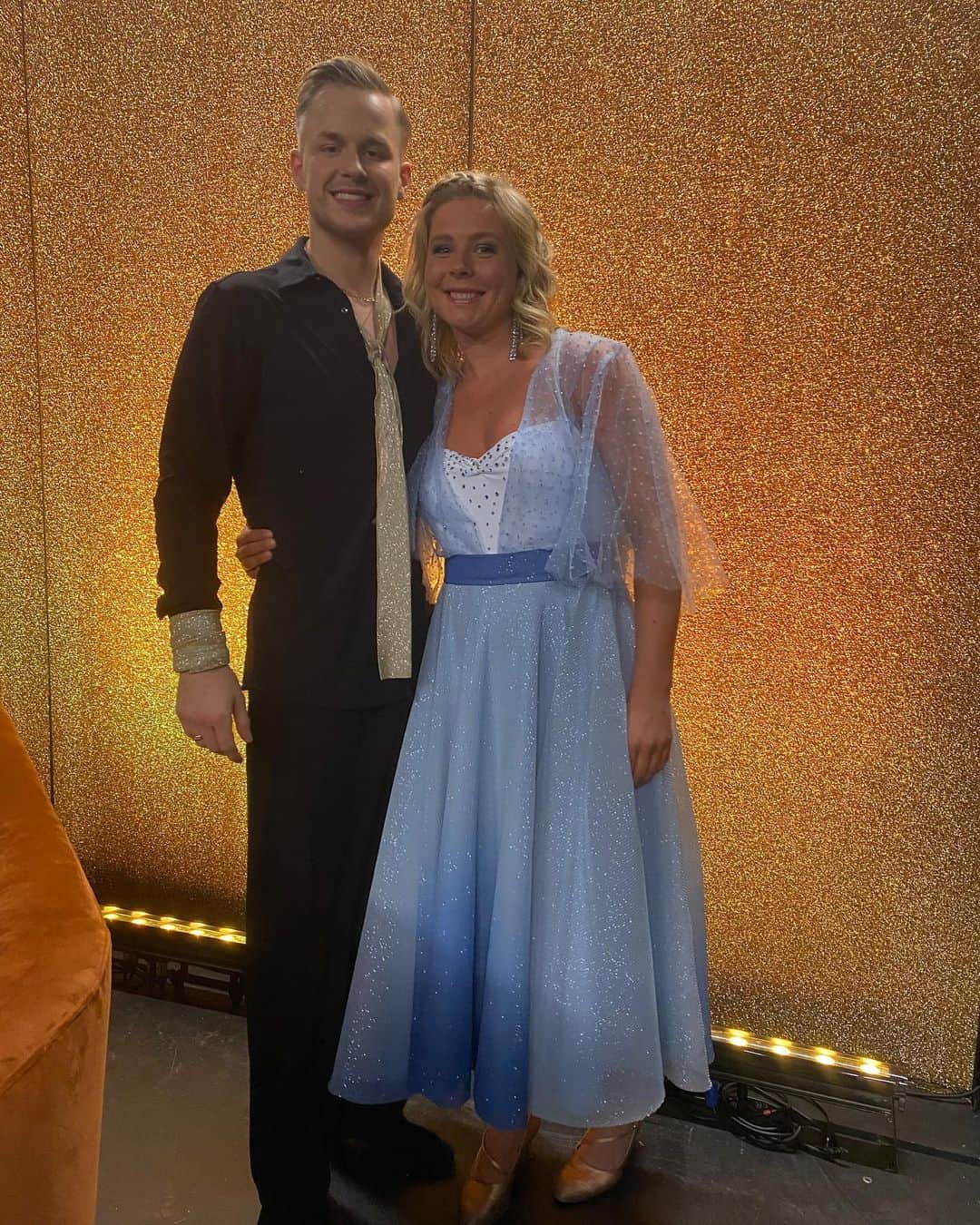 マーレン・ルンビのインスタグラム：「Finale @skalvidansetv2💜 Heia @simonnitsche og @moanmagnus !」