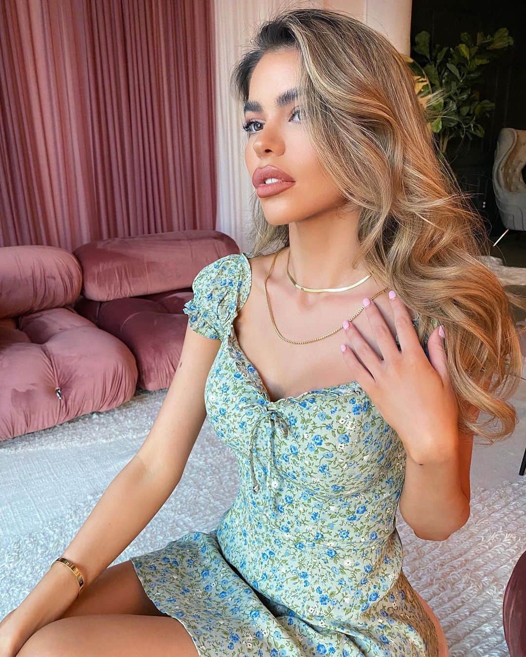 メイベリン・カペルーのインスタグラム：「The perfect holiday gift 💝 @jaxxon chains, made of real gold and silver so they won’t tarnish ✨ shop now for 20% off」