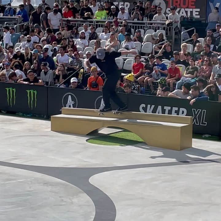 カルロス・リベイロのインスタグラム：「👏 @carlosribeiro91 9 Clubin’! The way he hung onto that Nollie Flip Back 50 🤯」