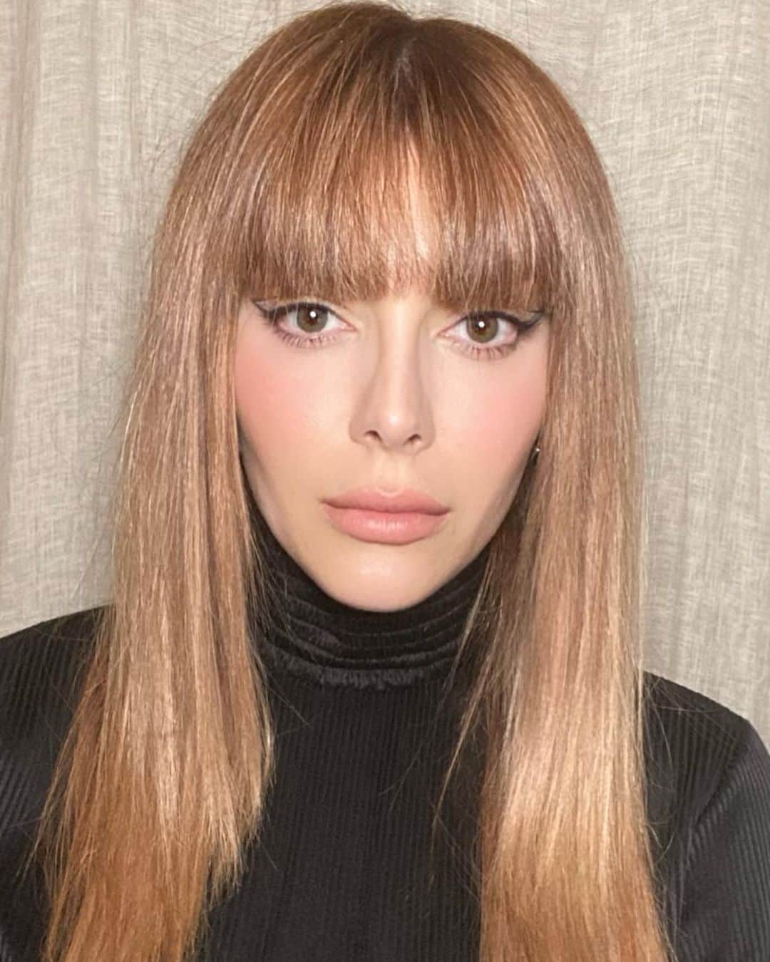 エレナ・サチンのインスタグラム：「Obsessed with this sleek Julia inspired glam from last night. @bebopnetflix」