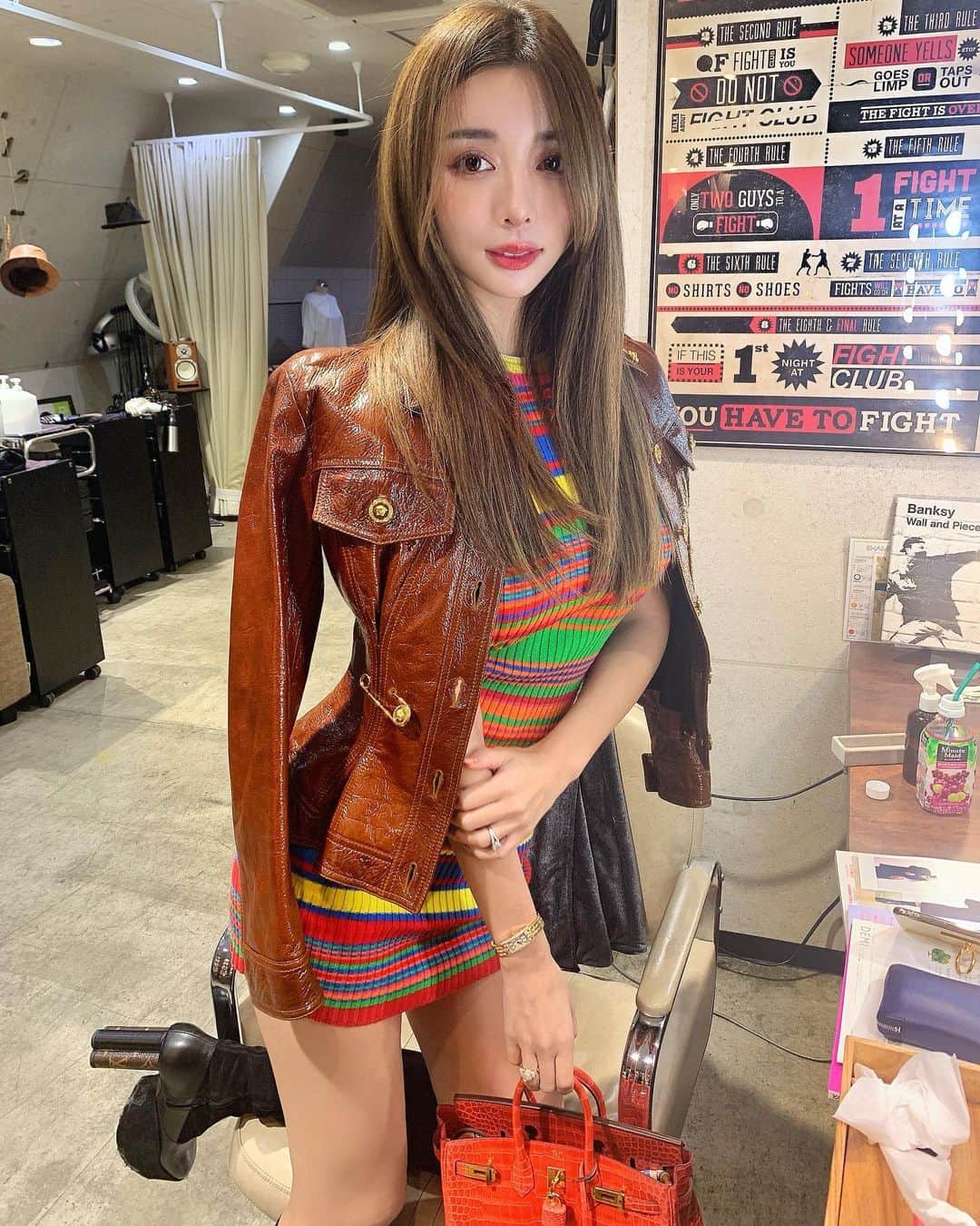 のインスタグラム：「@versace style💛 Hello sunday👋 I got my hair smooth in my friend place. How spend your holiday??😉 Tell me about you❣️  今日はヴェルサーチな気分💛 このワンピースなかなか好評で嬉しい🥺 お直しなしでこのフィット感なの✨  今日は友達の所でトリートメントしてもらったよ😍一回で髪の毛が柔らかくなった！気がする！続けてみてまたレポするね❣️  #versace #versacedress #jacket #jacketstyle #smoothhair #straighthair  #fashon #autumnfashion #ヴェルサーチ #ジャケットコーデ  #ジャケット #秋服コーデ #秋コーデ」
