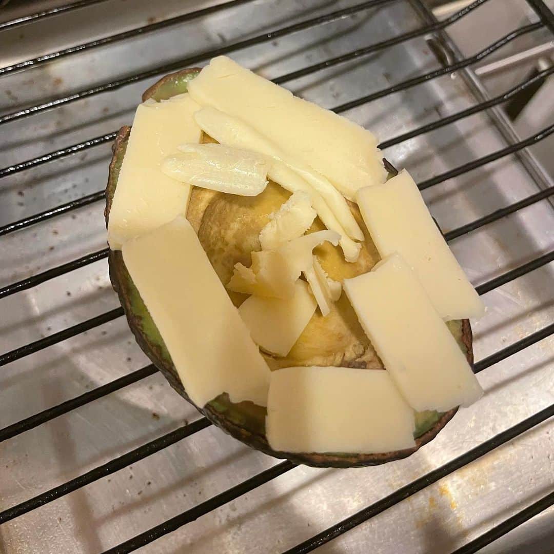 水野真紀さんのインスタグラム写真 - (水野真紀Instagram)「時短簡単アボカド料理🥑続編 "チーズ乗せるのがお薦め"とブログ読者さん🙇🏻‍♀️ 家にあったチーズをスライスして乗せてみました。 魚焼きグリル🔥で4分だったかな？ スプーンですくって海苔に挟むのも🙆🏻‍♀️ 凹みにカニカマ放り込んでからチーズ乗せる展開もアリですね。 あと、レモン等の柑橘果汁を絞るのも味変で良いかと。  #アボカド #時短簡単レシピ #ゴーダチーズ」11月14日 16時26分 - maki_mizuno_official