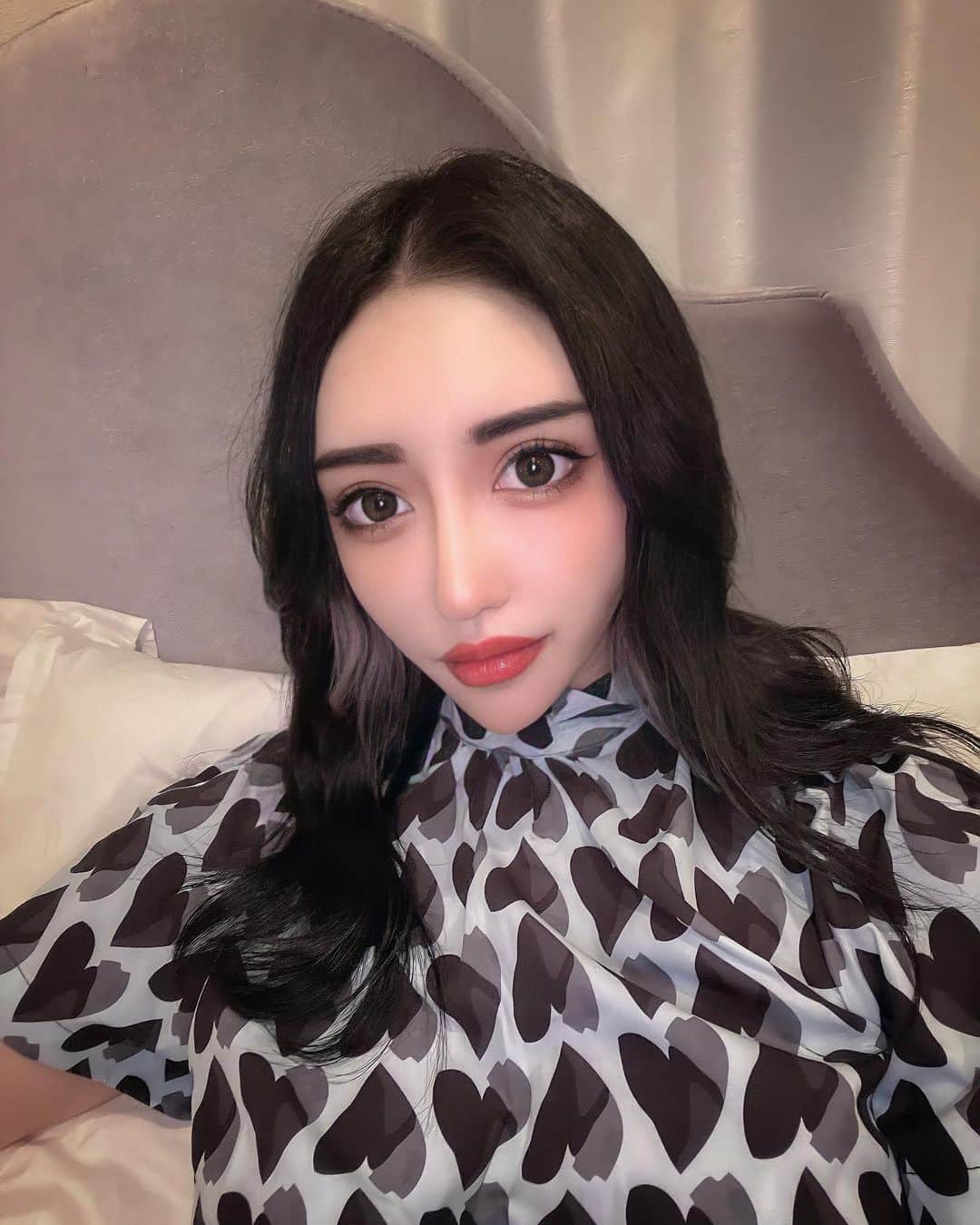 のインスタグラム：「リップ💄のアートメイクをしてきました！！！  眉毛、アイラインに続き リップのアートメイクをすれば 顔が完成🥸と思っていたので ずっとやりたかったんだ〜⤴️  これですっぴんで出歩ける😈  顔が派手目なので、 リップの色も最初から華やか目の色にしてもらったよ💄  2枚目のbefore→Afterをみてもらうと 分かると思うけどとっても綺麗✨  リップをしなくても 色が定着してるので薬用バームとかでも 外に出れるよ＾＾  私はあまりくすみが元々そこまで強くなかったけど、くすみが強い人はそれを打ち消す効果もあるみたいだよ〜👄  @ochanomizubiyou  @an_0921_art  ありがとうございました😊  今後何回かしていくことで さらに定着するので また経過も載せますね✨✨  #リップアートメイク #アートメイクダウンタイム #リップダウンタイム #時短メイク #すっぴん美人 #美容皮膚科 #メディカルコスメ #アートメイク #anbrows #メディカルアートメイク #美容医療 #アートメイク東京 #モテリップ #アートメイクリップ #お茶の水美容クリニック #obc」