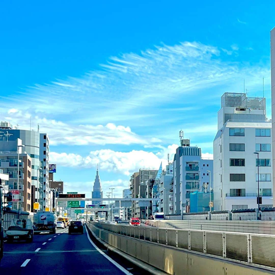 坂崎幸之助さんのインスタグラム写真 - (坂崎幸之助Instagram)「秋ですねぇ🌤  #秋 #雲 #空 #秋の空 #爽やか #女心と秋の空 #男心と秋の空 #代々木 #iPhone13pro #今日は配信 #comeonalfee #お楽しみに😍」11月14日 8時25分 - kohnosukesakazaki