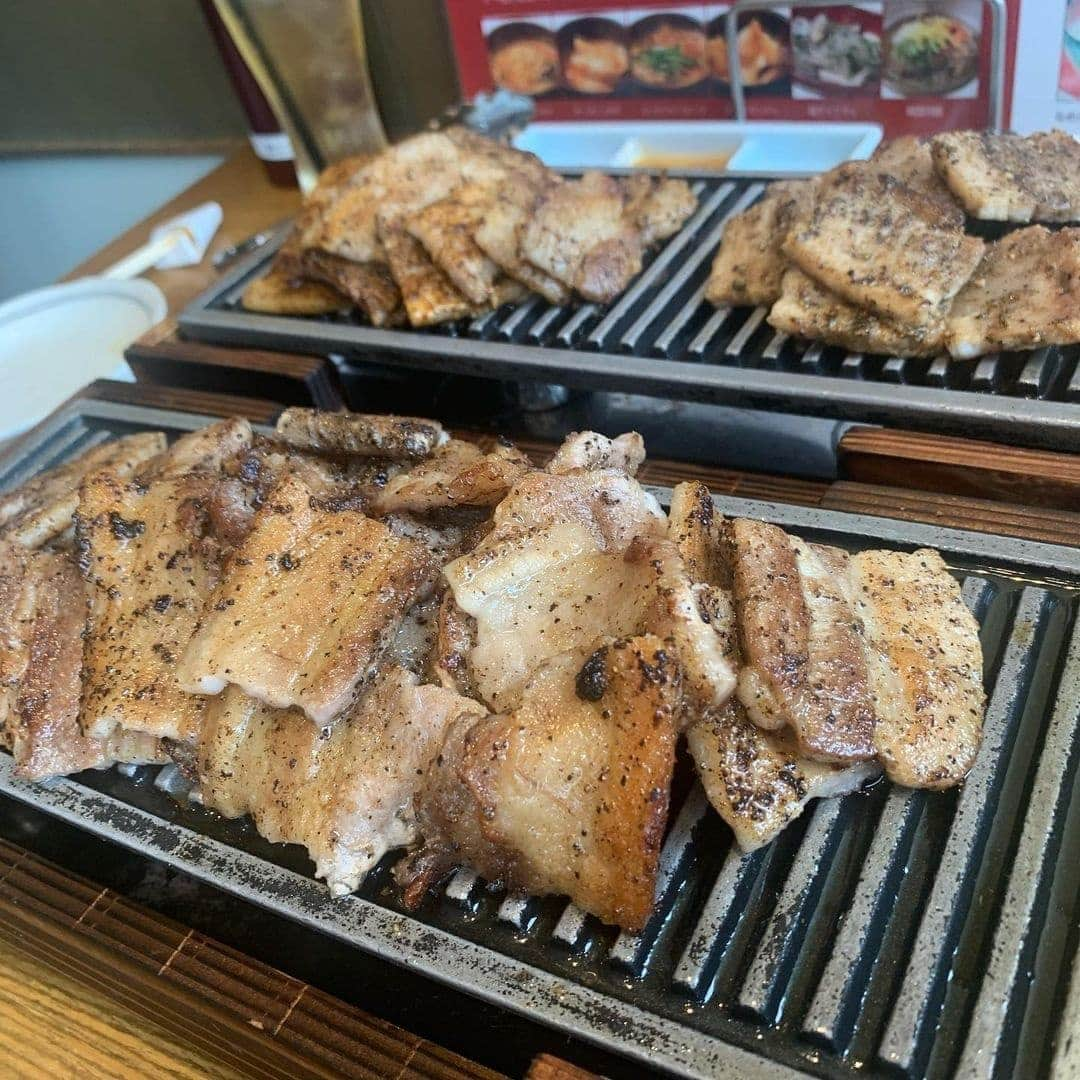 4meee!さんのインスタグラム写真 - (4meee!Instagram)「サムギョプサルランチを銀座で楽しめる🐷✨  韓国料理でもあるサムギョプサル、 新大久保だけじゃなく銀地でも楽しめちゃうのは いふう銀座マロニエゲート店  サムギョプサルとお野菜18種とたっぷりなボリュームに 味変のソースなども豊富で2,178円  お肉は焼いてから提供してくれたり 鉄板下は火が出ているので常にアツアツ🔥  予約するのがおすすめです👆  【INFORMATION】 店名▷いふう　銀座マロニエゲート店 住所▷〒104-0061 東京都中央区銀座２丁目２−１４ マロニエゲート １１F 	営業時間▷11時00分～15時00分　17時00分～22時00分  こちらは @ginzalunchman さんの投稿をお借りしています🎀  #銀座ランチ#ランチ#韓国ランチ#韓国料理#マロニエゲート#いふう#いふう銀座#韓国料理好き #サムギョプサル#サムギョプサルランチ#都内ランチ #ランチタイム#ひとりランチ#ひとりごはん#銀座カフェ #銀座ご飯#ginza#銀座グルメ #グルメ#都内グルメ#有楽町#有楽町ランチ #有楽町カフェ #有楽町グルメ #ひとりランチ部 #都内ランチ部」11月14日 8時53分 - 4meee_com