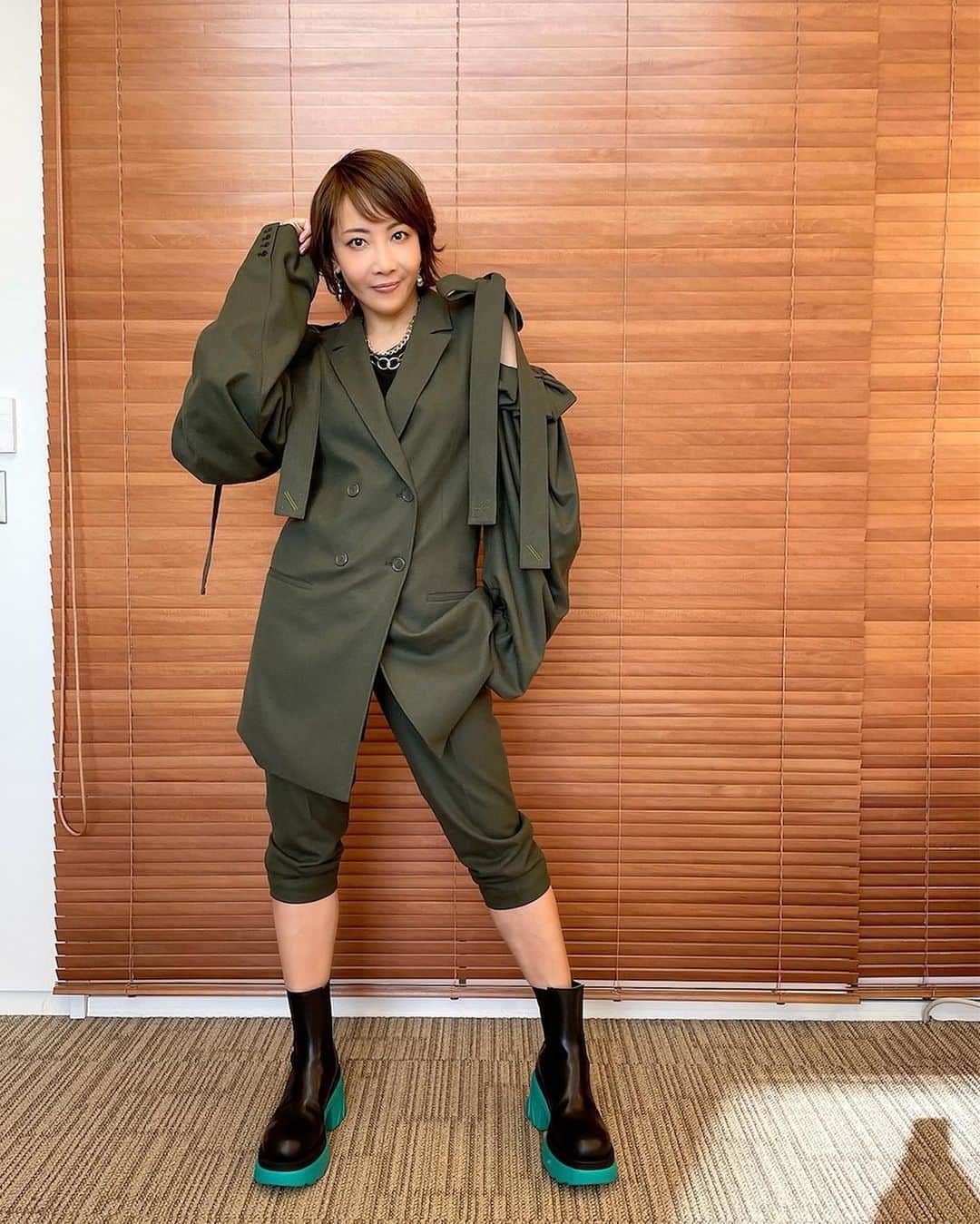 のインスタグラム：「. 昨日は オンラインイベント ありがとうございました😎 楽しくて幸せ頂きました😊 . 全身ショット 🌈🌈🌈  . @haengnae_official #haengnae @dressunreve #dressunreve」