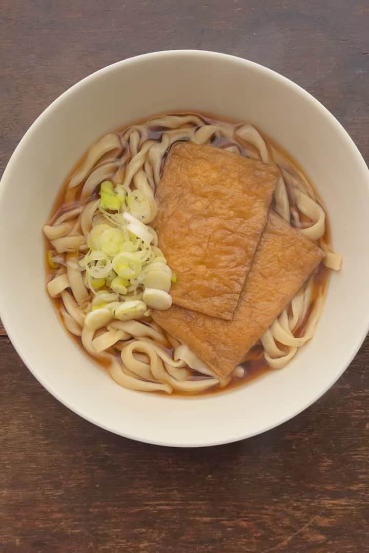 Rocoのインスタグラム：「11.14 手作りうどんで朝ごはん (東北出身の私はこの濃い色のスープでいつも食べていたので、九州出身の旦那は未だに濃い色のスープは慣れない様子…)  #手作りうどん#パナソニックホームベーカリー#パスタマシン」