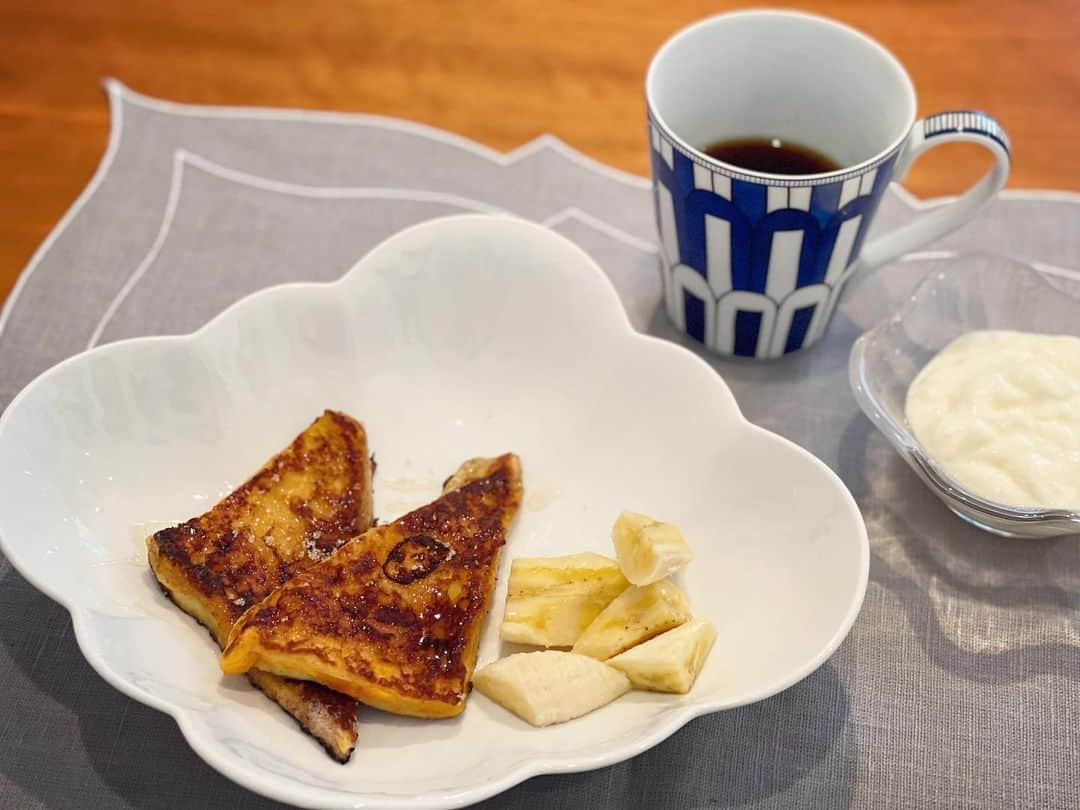 小川ひとみさんのインスタグラム写真 - (小川ひとみInstagram)「今朝はFrench toast🍞 息子も大好きでぺろりと完食でした✨ 普段の食事に砂糖はほぼ使わないけれど フレンチトーストには焼く最後の方に さとうきびのお砂糖をふりかけて ジュッと焼くと食感も美味しくなります🥰 #breakfast #royalcopenhagen #hermes #sghr」11月14日 10時06分 - hitomy220