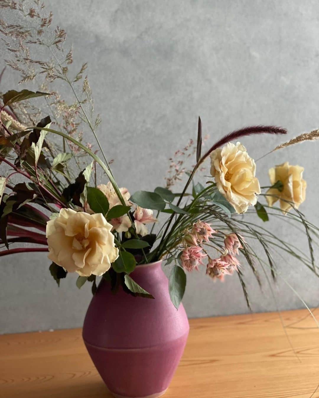 大政絢のインスタグラム：「最近のお花💐  @precious.jp  の連載で花上手を目指す連載が始まってから数ヶ月経ちました✨最近では毎日お花のある生活を心がけて！(たまにサボります)  1枚目は連載で渡辺礼人さんに教えていただいた和テイストに会う、花選び！連載のお話も本当に勉強になりました☺️ 2枚目が渡辺さんとのお写真☀️ (まだ夏でした)  3枚目はお友達がプレゼントしてくれたお洒落な花束。毎日見るのが楽しみでした🤍  最近は一輪挿しにお花を選ぶことが多い毎日。これから冬になり変化していくお花屋さんに足を運ぶのが今から楽しみです🌿  長くなってしまいましたが🙏また、Instagramにお花載せていきたいなと思っています！ 皆さんの好きなお花も教えてくださいね。  #flower #お花のある暮らし」