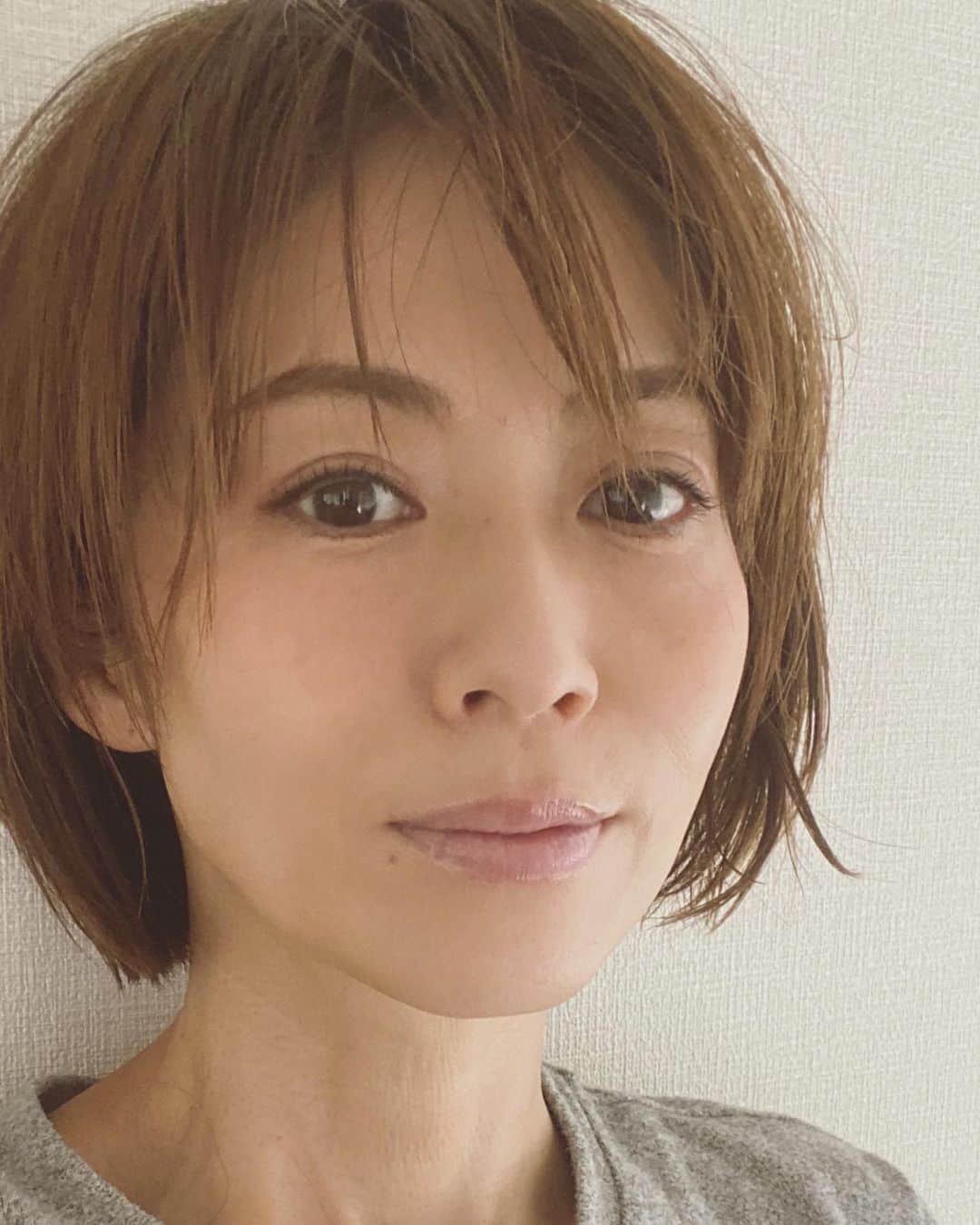 畑野ひろ子のインスタグラム：「ここ1ヶ月くらい迷ってましたが、次の美容室ではエアウェーブをかけようと思ってます。 長さも出てきたから、ニュアンスが欲しくなる☺️」