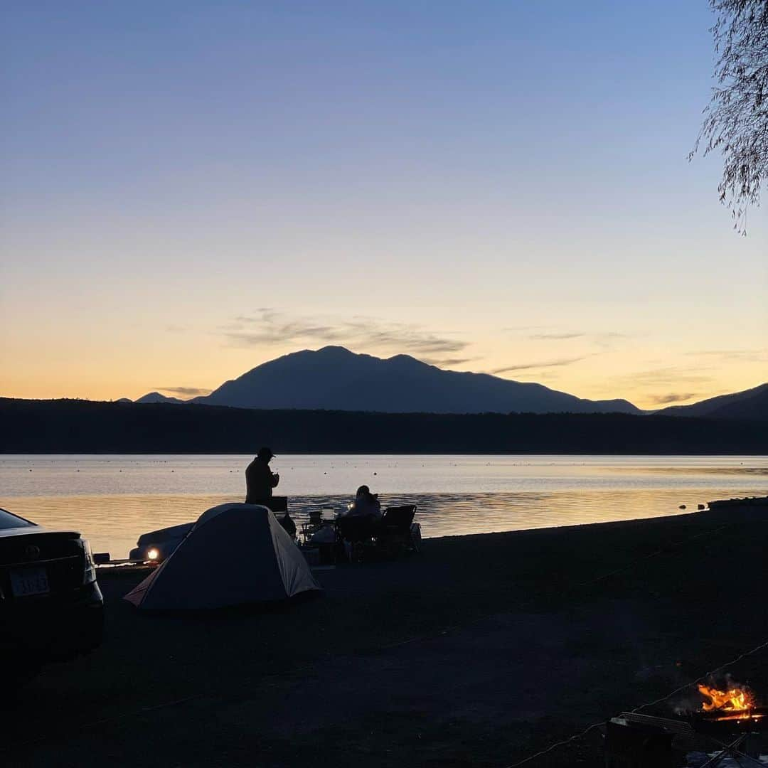 辺見えみりさんのインスタグラム写真 - (辺見えみりInstagram)「湖畔キャンプ🏕 湖がすき、山がすき。もちろん海もすき。 自然の音を聴きながら、友人とゆっくり話す時間。パワーもらって帰ろ〜」11月14日 11時56分 - emiri_hemmi