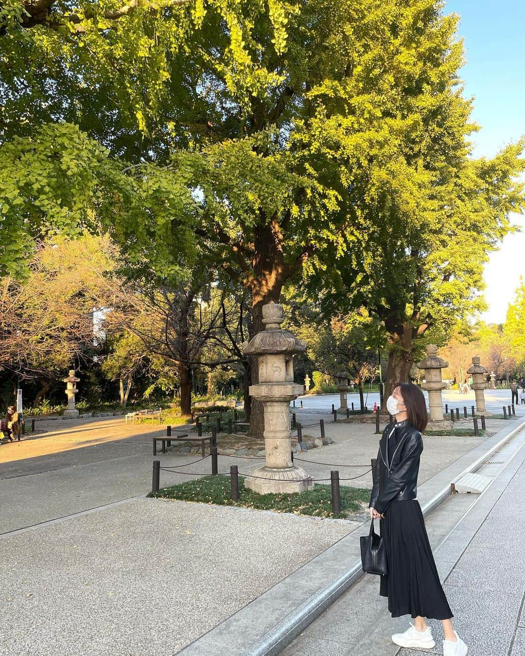 葉月里緒奈さんのインスタグラム写真 - (葉月里緒奈Instagram)「牡蠣そばと迷ったけど、やっぱり鴨せいろ。 冒険しない蟹座です。 #神田グルメ#お蕎麦#かんだやぶそば#やぶそば  #鴨せいろ#せいろ#天だね#牡蠣の南蛮漬け#湯葉豆腐 #お天気良いから#ドライブデート#靖国神社#靖国神社参拝 #紅葉との写真を夫に撮ってもらうが#半目だったり#へんてこりんなアングルばかり#唯一使えるこの一枚#でもよく見ると目が死んでる#愛がないねえ #ゴルフばかりで放置気味だしねえ笑#神宮外苑#神宮外苑いちょう並木 #そろそろ見頃かな #rionahazuki」11月14日 12時11分 - riona_hazuki