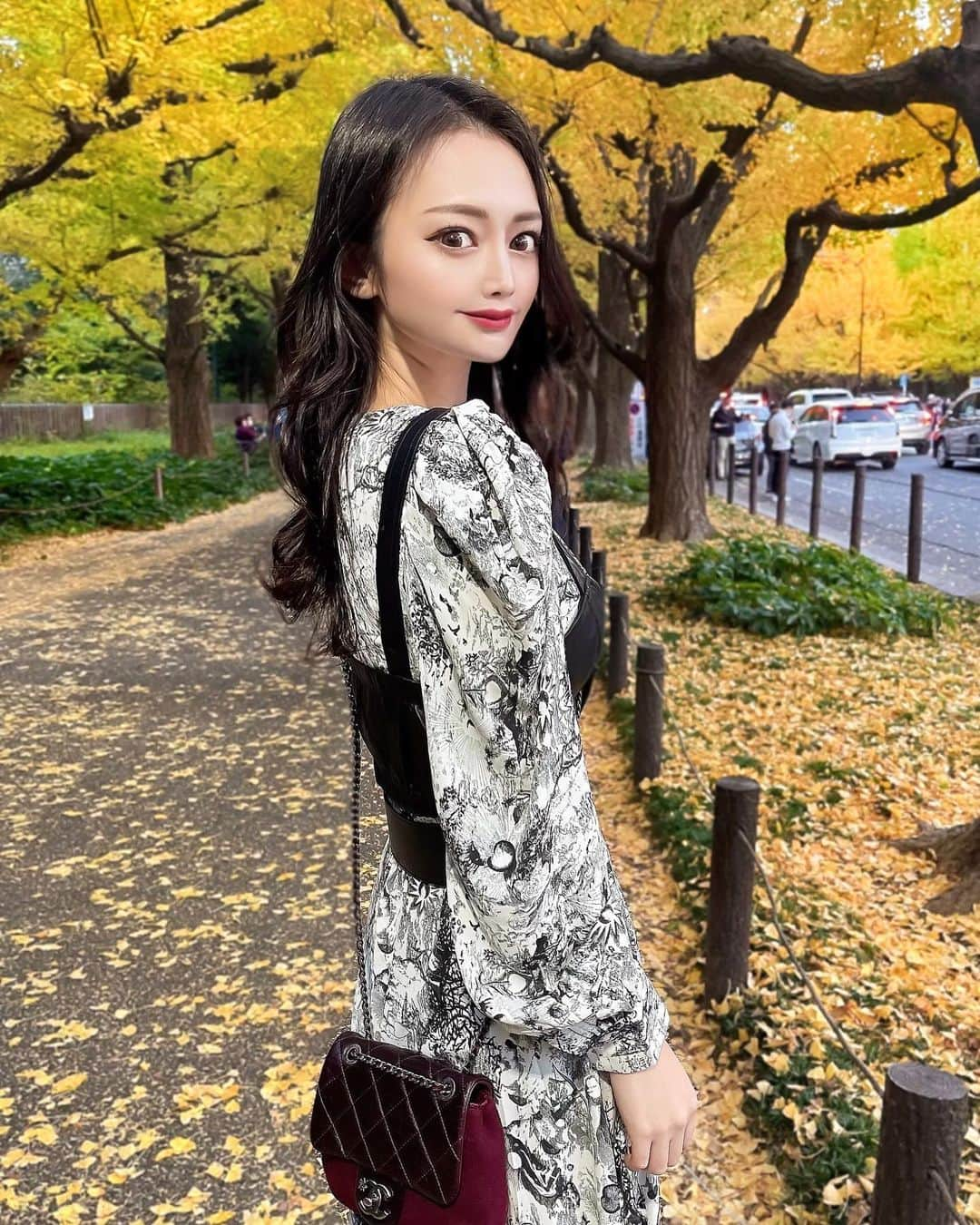 本多胡桃のインスタグラム：「今年も綺麗な銀杏並木🍁  #onepiece @valmuer_official  #bag @chanelofficial   #神宮外苑いちょう並木#銀杏並木#神宮外苑#銀杏#秋#お散歩#ヴェルムーア#ことこーで」