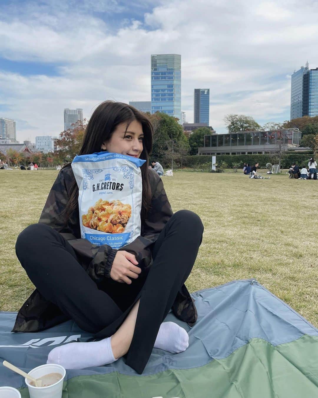 九里聖莉奈のインスタグラム：「. ⁡ Nice weather and my favorite snack makes me this face 🤤🍿 ⁡ #𝗄𝗎𝗋𝗂𝗌𝖾𝗋𝗂  #picnic #ピクニック ⁡ ⁡」
