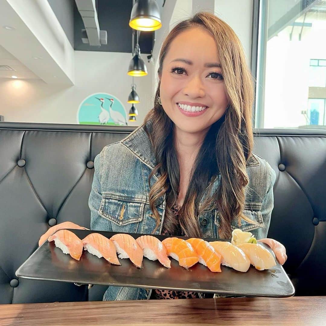 本田景子さんのインスタグラム写真 - (本田景子Instagram)「Otoro vs Uni🍣❤️ My birthday Sushi instead of cake😍🤣❤️ Sushi is my favorite food!!! . . 39歳初お寿司💕 ここのお店はジャクソンビルで唯一大トロが食べられるお店らしい！ ということでこのお店をリクエストして、みゆきさんがお祝いして下さいました❤️ ここ、今までジャクソンビルで食べたお寿司で一番美味しかったかも！ 金箔とキャビア？が乗ってる大トロ初めて食べた！ なんとまー贅沢な！ この贅沢さをアメリカ人は分かっているのかな？w ウニも美味しかったし、どれも美味しかった😍 ケーキもいいけどお寿司が大好物🥰 . . #jacksonville #florida #Jags #jaguars #roar #theroarofthejaguars #nfl #cheer #cheerleader #nflcheerleader #america #americandream #duval #duuuval #チア #アメリカ生活 #チアリーダー #夢 #挑戦 #意志あるところに道は開ける #wheretheresawilltheresaway #challenge #chance #passion」11月14日 12時30分 - keikohonda1111