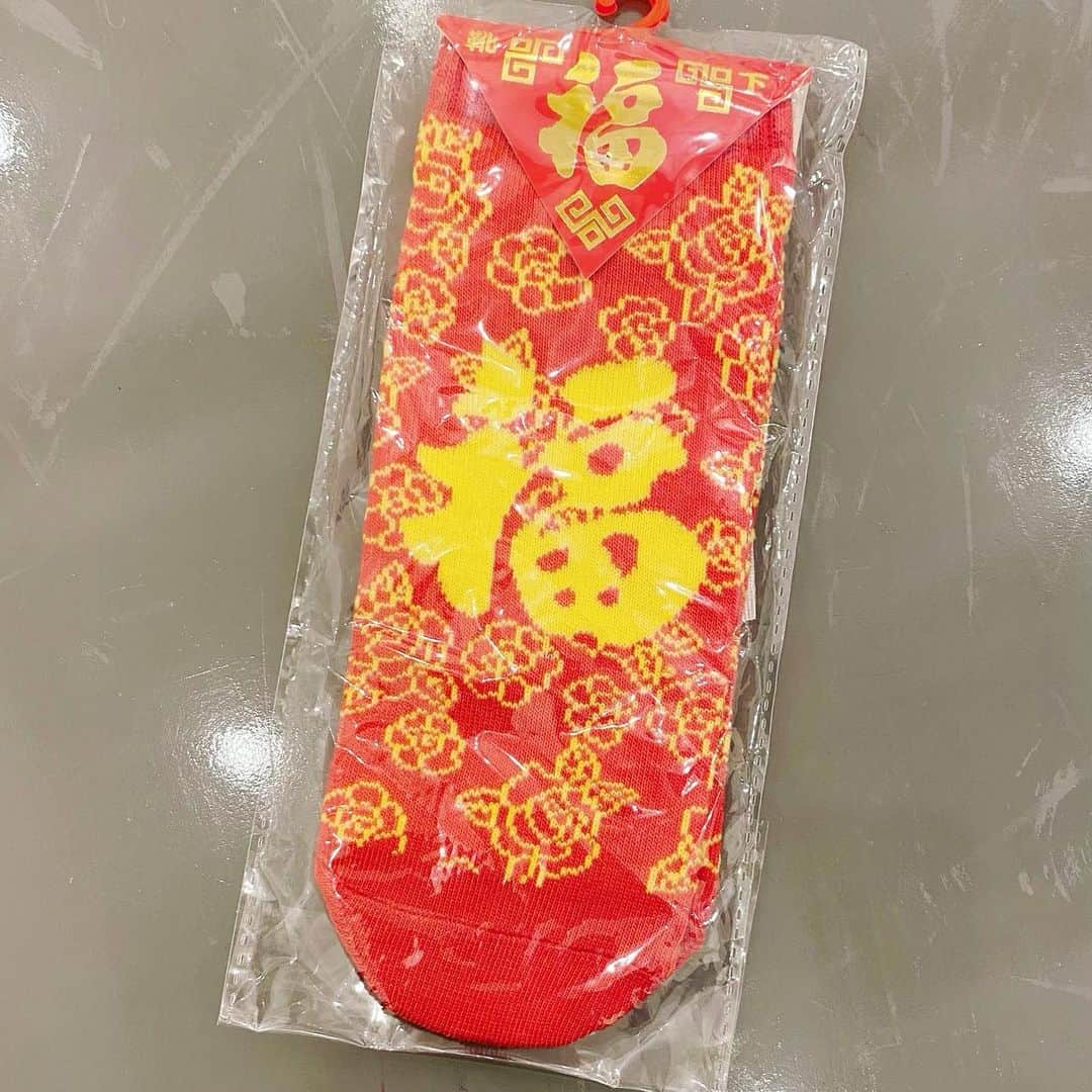 のインスタグラム：「座長から怪我なく東京で無事に過ごせるようにと御守りをいただきました。  嬉しすぎて今ところ履けません。笑  いつも気にかけてくださって 愛に溢れた、藍座長。  初舞台から今まで ずーーーーーっとお世話になりまくってます。 色んなことを0から教えてくださいました。  私は、なんんんんんんにもわからない  バレエしかやったことない 尼崎のヤンキーちゃんからスタートしたので  礼儀やらしきたりやら、とにかく何もできませんでした（今もできてないけど）  私があまりにもできない人間だったので  別の先輩に 『お前なんかこの世界早く辞めてまえ』って 言われた時も  間に入って咄嗟に庇ってくださったり （その日泣きすぎて次の日遅刻したとき鬼電してくれたのも藍座長でした🙇‍♀️）  良いことあった時は1番に褒めてくださったり  2人きりになった時は 誰も言ってくれないような ダメ出しや、プロとしての生き方、建前 全て教えてくださる。  そして、なにより、優しい。 私にとっては有り難すぎる存在です。  なので座長になったときの口上は、ボロ泣きでした。  私から見たら、藍ねぇさんは 人間力がすごくて、非の打ち所がない女性です。  あ、  別に御守りもらったからって 媚びて投稿に書いてるわけではなくて 普段から思ってることです。（これ大事） 　  藍ねぇさんのことを尊敬してる理由があります。 藍ねぇさんも、私もNSCには行ってなくて （吉本の養成所）  2人とも、20.21のときに新喜劇にオーディションで入りました。（勝手に親近感）  私が入りたての金の卵ライブっていうのに出演する機会があったんですが  主に1年目の新人が主軸で 特別に色んな役を経験できる同期ライブなので 周りのみんなは主役や、ボケれる役、出ずっぱりの役をやってましたが  4回ほど開催されたそのライブで 私だけなぜか、ずーーーーーーーっと  最初のお客さん役。  セリフ2行のみ。  しかも  4回中3回とも同じ台本、同じセリフ。  え、  同期ライブでですよ？！！！  本公演やったらまだしも！！！  今思えば、おい作家どうなっとんねん！？ と爆ギレ案件ですが  当時は、「あ、もう新喜劇では必要とされてないんやな」と思って落ち込んでました。  というか、普通に周りに比べて才能ないし 嫌われてたと思います。  そんなときに藍ねぇさんは  「私も全く同じ状況やったよ」と声をかけてくださり  「その分、反骨精神で頑張れた」  と仰って、私はその言葉をそのまま信じました。  今の私があるのは  藍ねぇさんのおかげです。  （私はまだまだですが）  ちょうど、その私が初舞台頃（2015.2016くらい） 藍ねぇさんとの写真が出てきたんです、、  整形前でめっちゃ時代感じます🤣  その写真は、アメブロでご覧ください🤫 （キッズたちが見たら今の私と違いすぎてショック受けるんちゃうかなと思うくらい恥ずいんで）  これからも頑張ります！！！  I love   Ai❤️  （終わり方激イタ）」