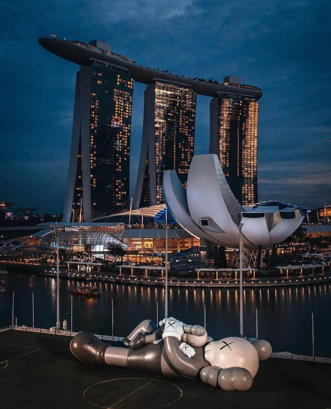MIKAさんのインスタグラム写真 - (MIKAInstagram)「KAWS HOLIDAY ☁️☁️☁️  Date 13-21 Nov 2021 The float @ Marina Bay Singapore 🌊 . . . 📷 @rkrkrk  rkさんと韓国ソウルぶりの再会🍦  @kaws @arr.allrightsreserved  #kaws #kawsholiday #allrightsreserved #singapore #シンガポール」11月14日 13時47分 - cjd_mika