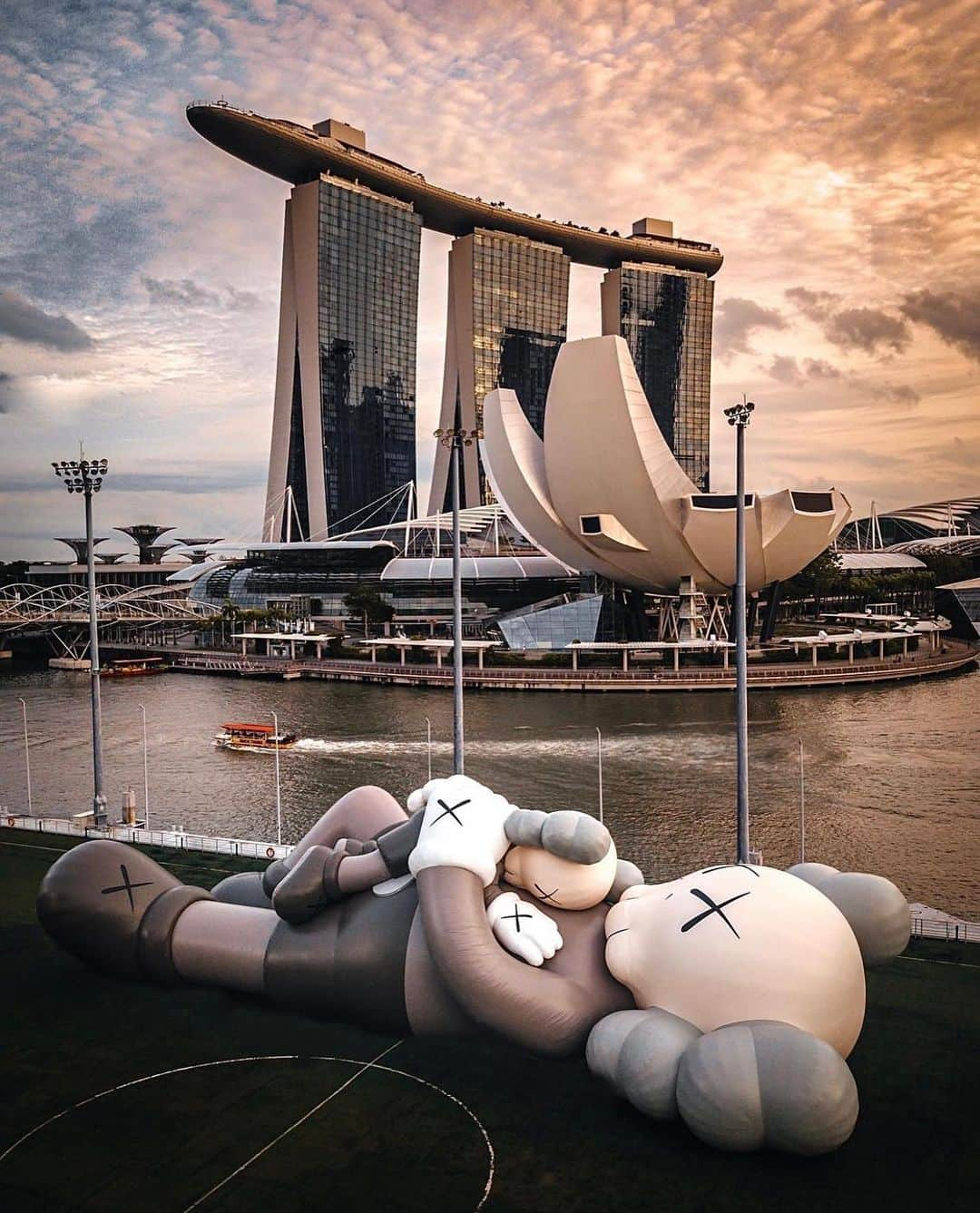 MIKAさんのインスタグラム写真 - (MIKAInstagram)「KAWS HOLIDAY ☁️☁️☁️  Date 13-21 Nov 2021 The float @ Marina Bay Singapore 🌊 . . . 📷 @rkrkrk  rkさんと韓国ソウルぶりの再会🍦  @kaws @arr.allrightsreserved  #kaws #kawsholiday #allrightsreserved #singapore #シンガポール」11月14日 13時47分 - cjd_mika